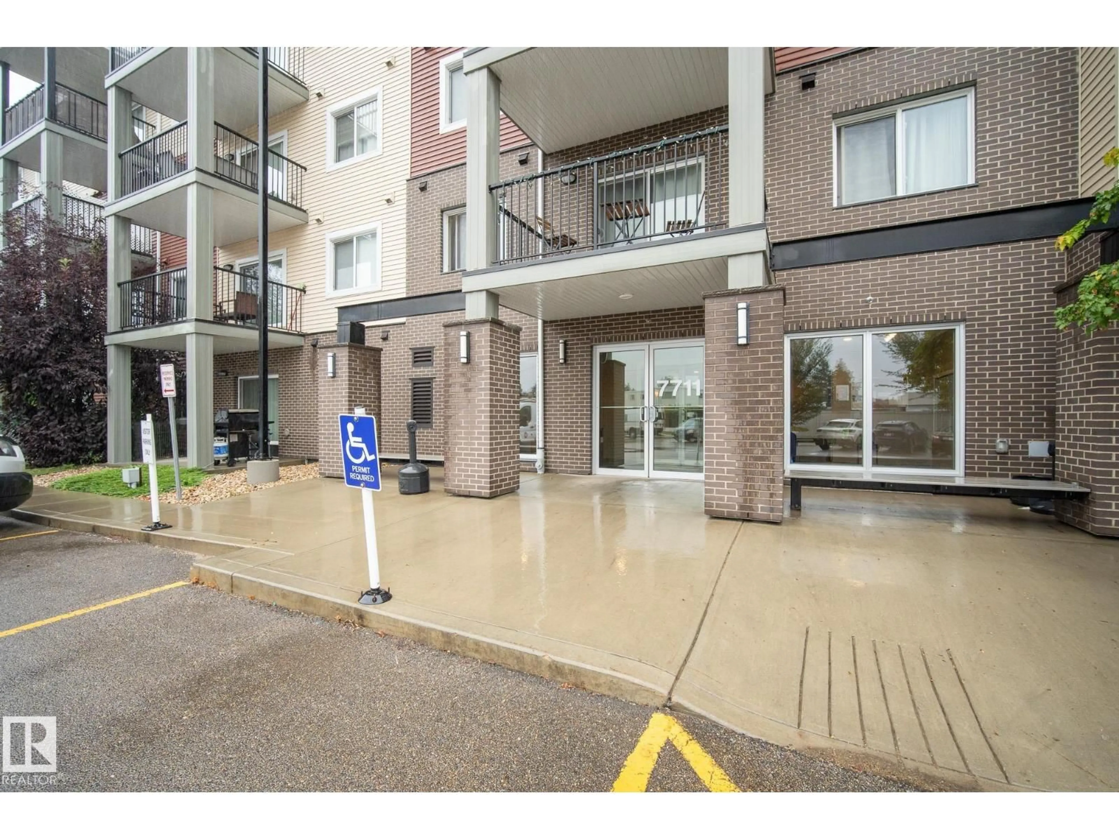 Indoor foyer for #402 - 7711 71 ST NW, Edmonton Alberta T6B0M3