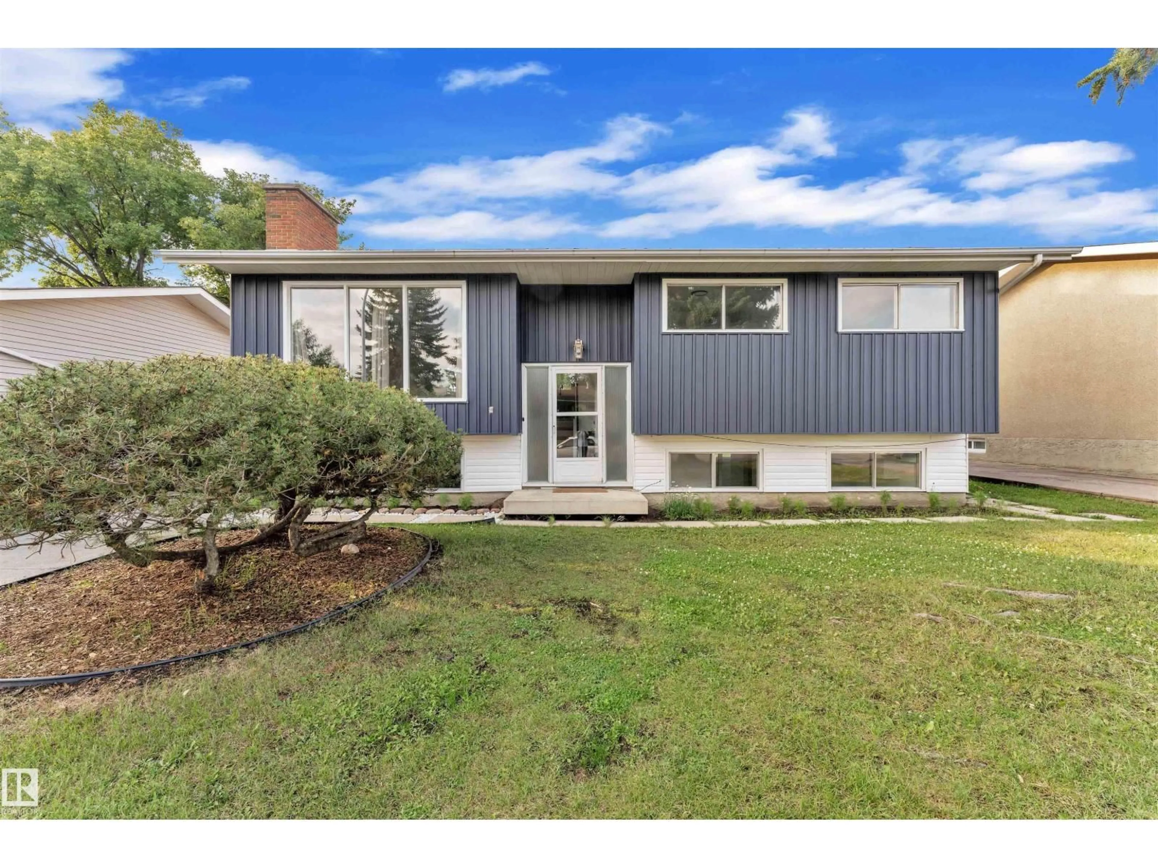 Home with vinyl exterior material, street for 132 RICHFIELD RD, Edmonton Alberta T6K0A2
