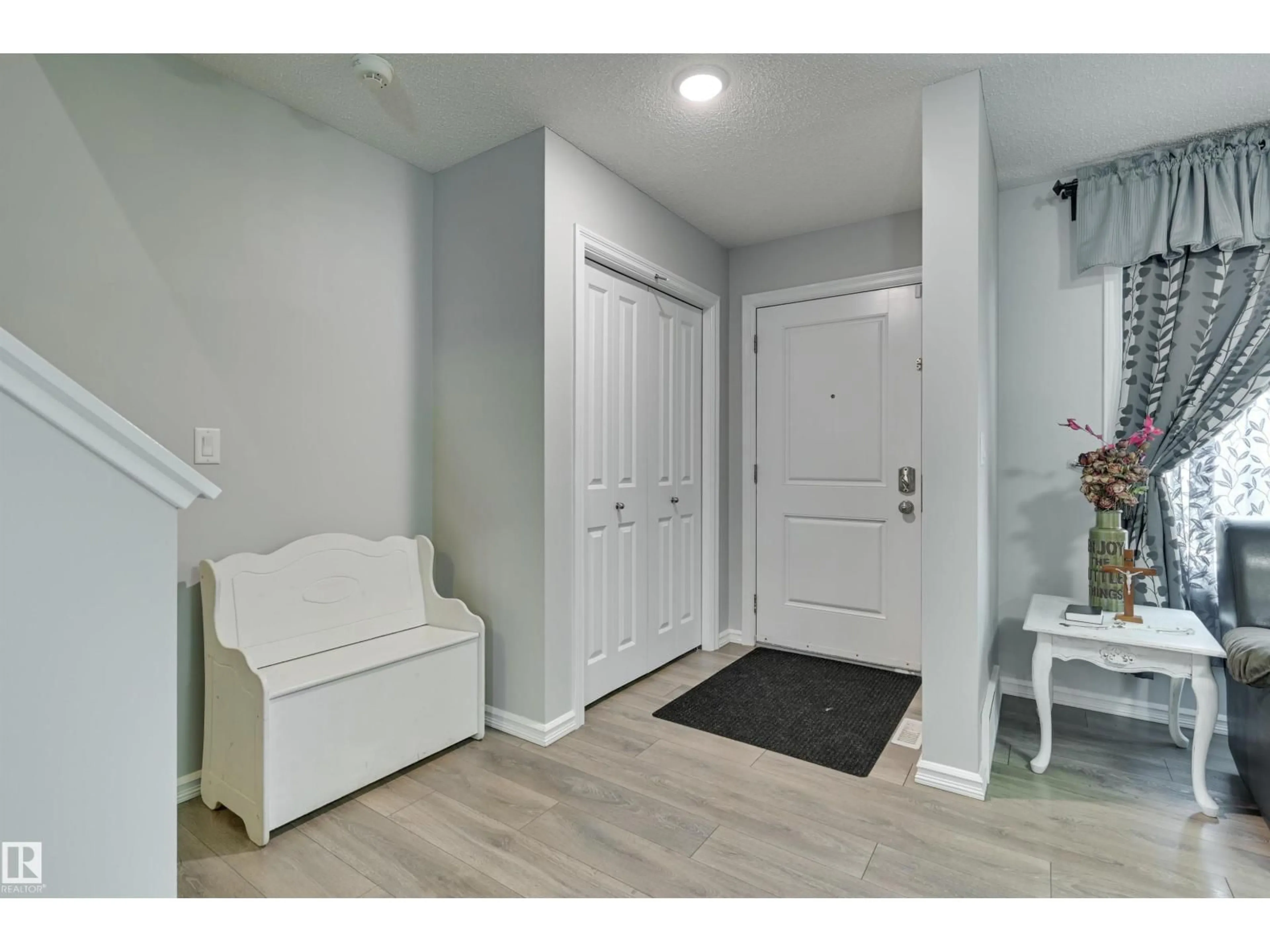 Indoor entryway for 2511 20 AV, Edmonton Alberta T6T0Y7