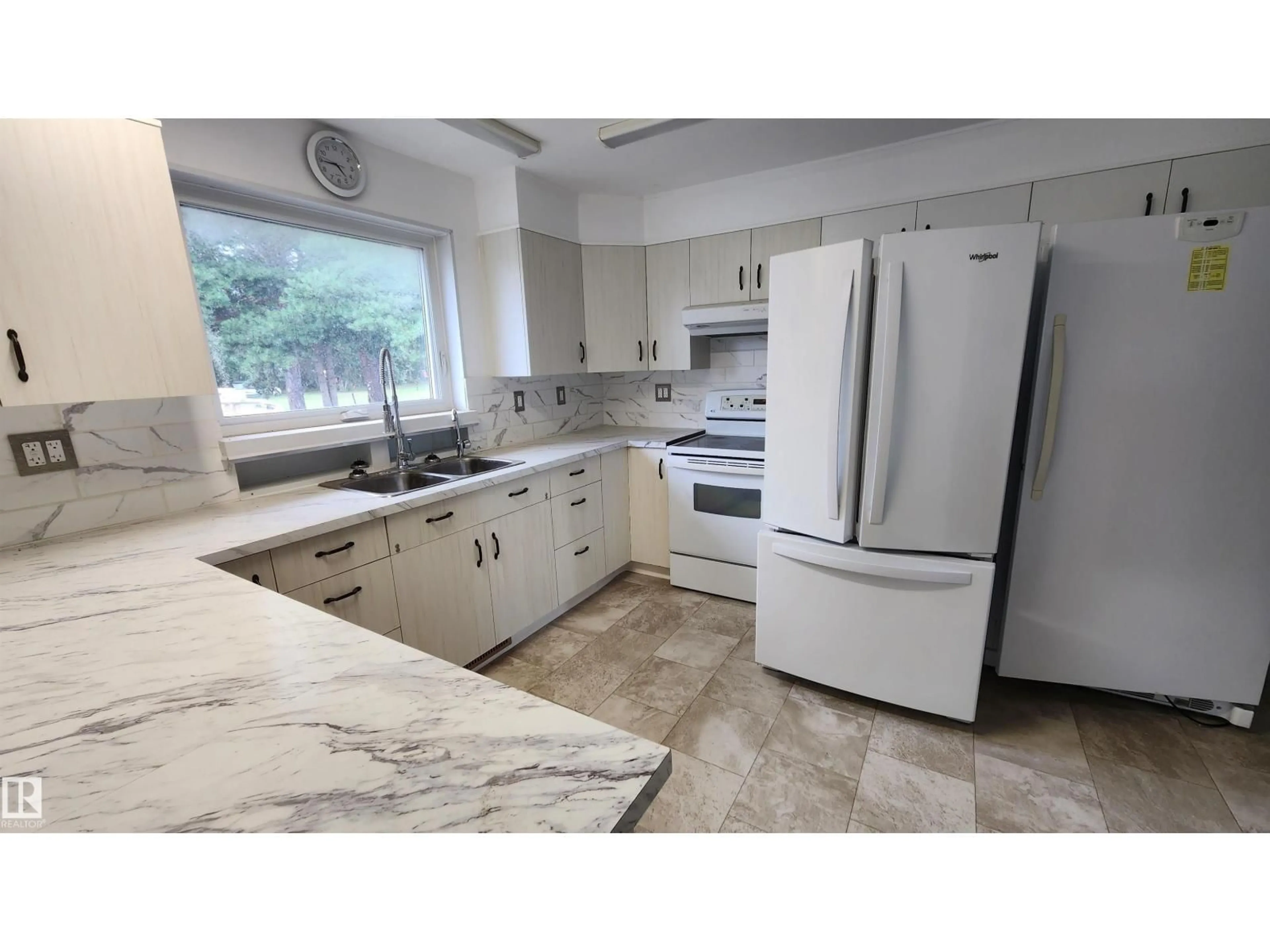Standard kitchen, ceramic/tile floor for 206 RAILWAY AV, Derwent Alberta T0B1C0