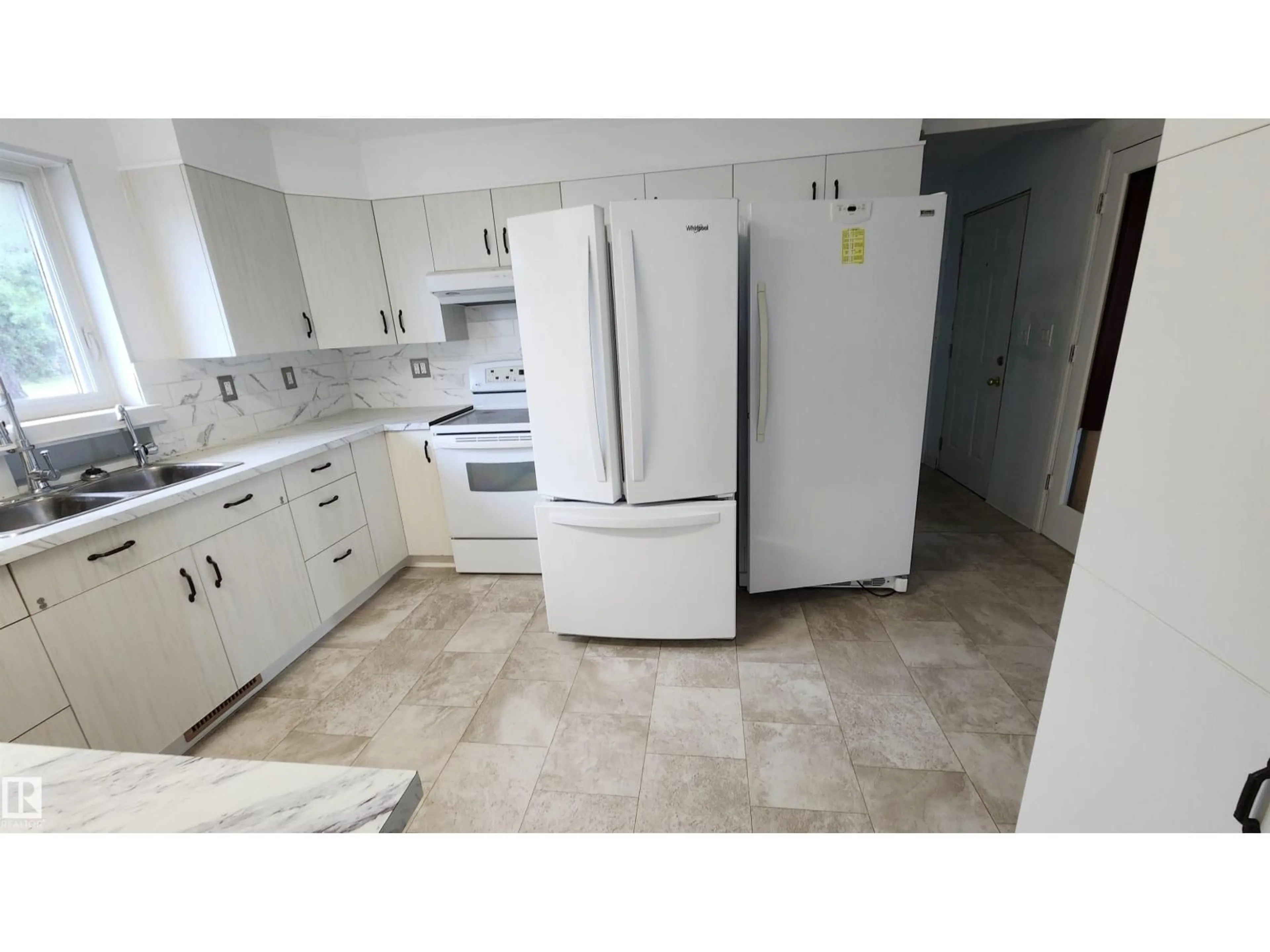 Standard kitchen, ceramic/tile floor for 206 RAILWAY AV, Derwent Alberta T0B1C0