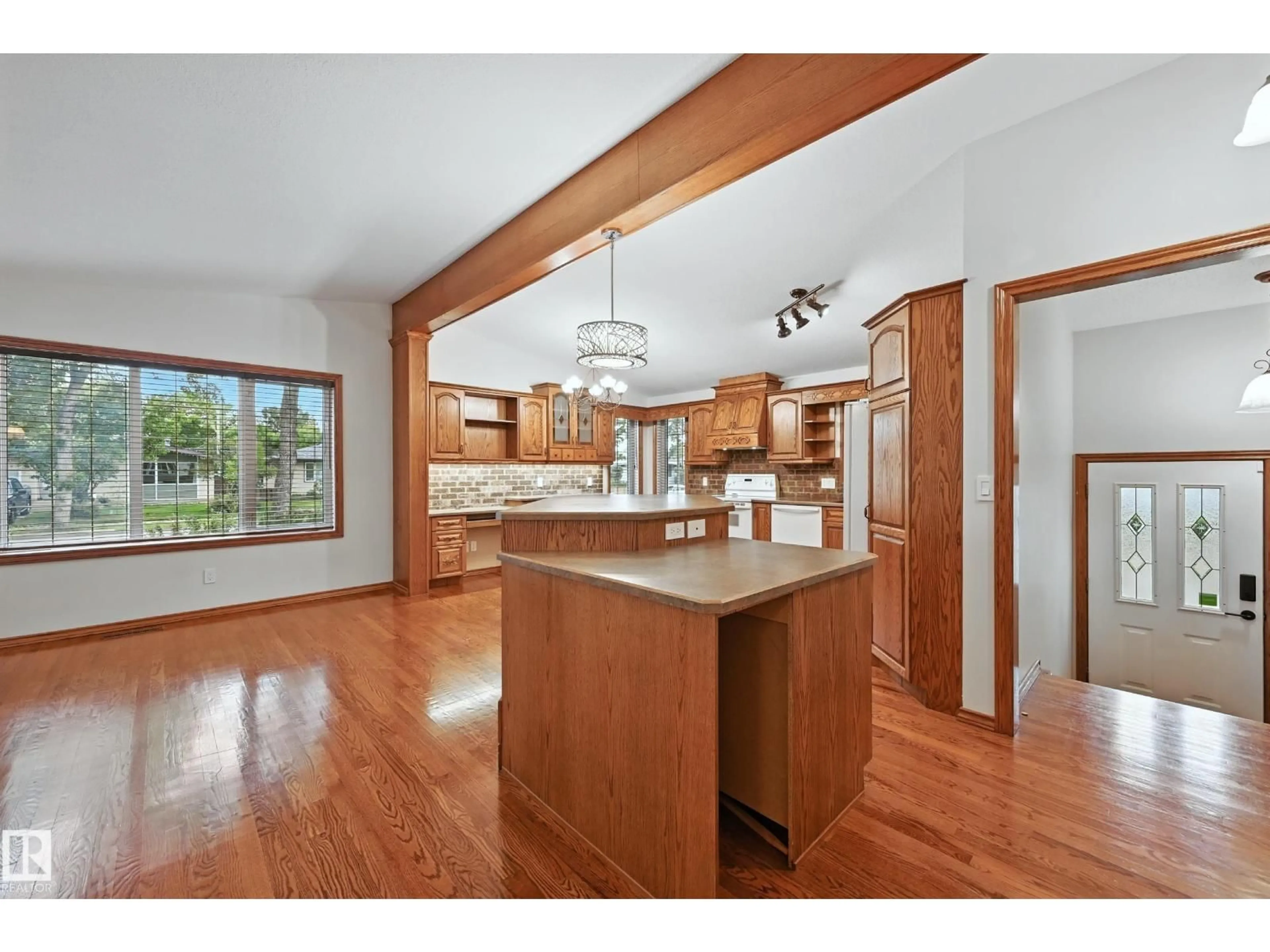 Open concept kitchen, wood/laminate floor for 9404 SHERRIDON, Fort Saskatchewan Alberta T8L1W3