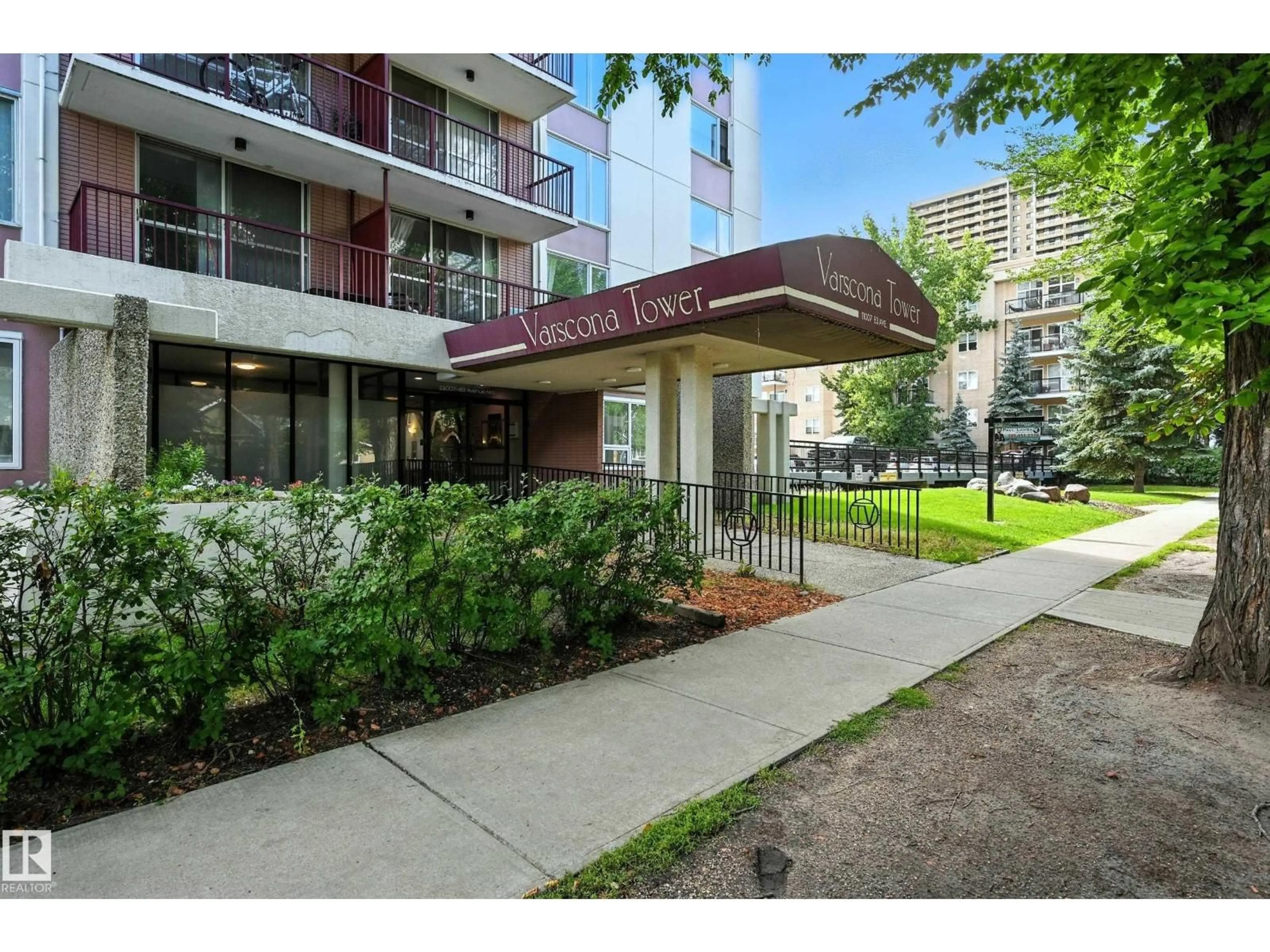 Indoor foyer for 404 - 11007 83 AV, Edmonton Alberta T6G0T9