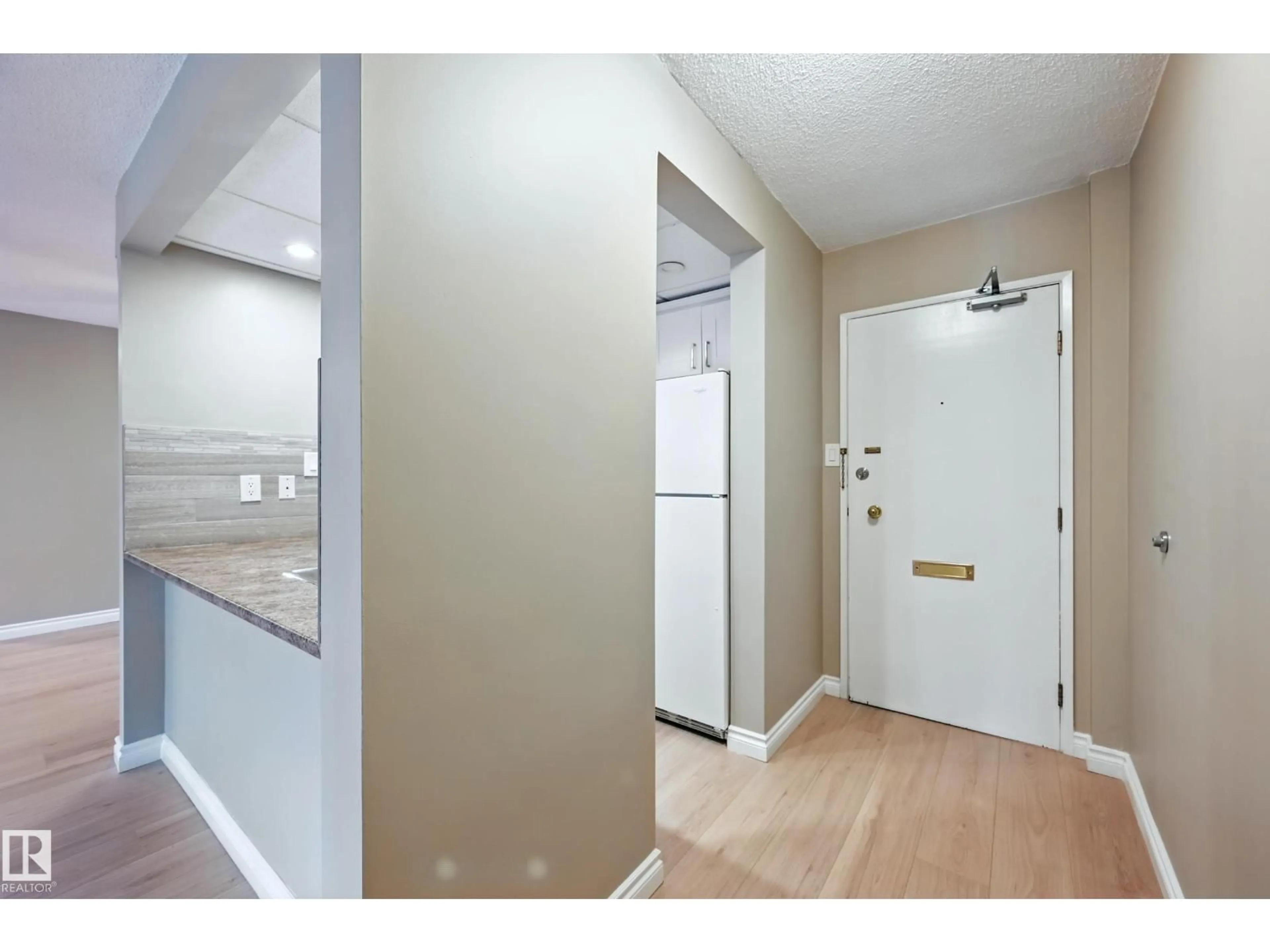 Indoor entryway for 404 - 11007 83 AV, Edmonton Alberta T6G0T9