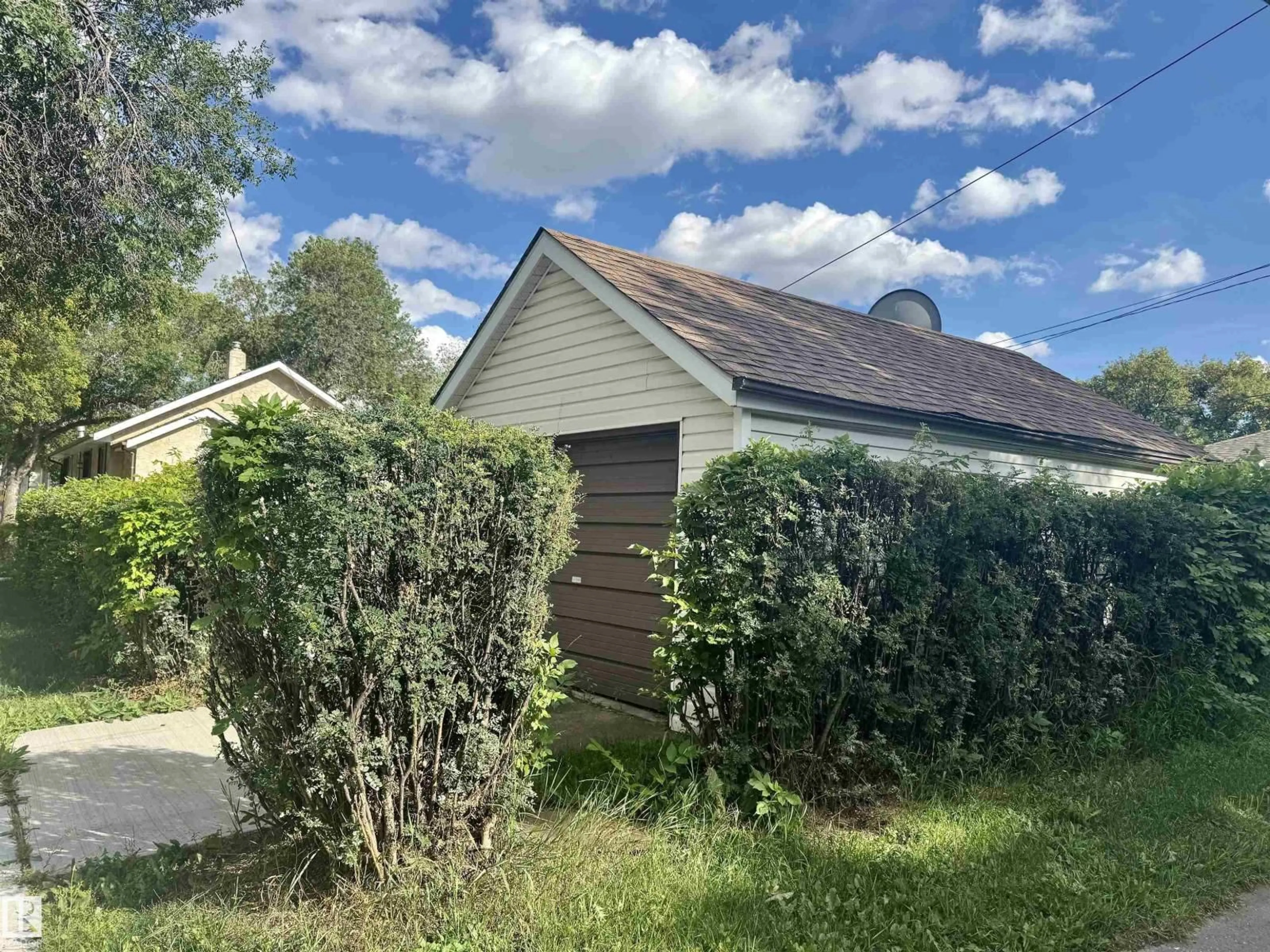 Shed for 11936 94 ST, Edmonton Alberta T5G1J5
