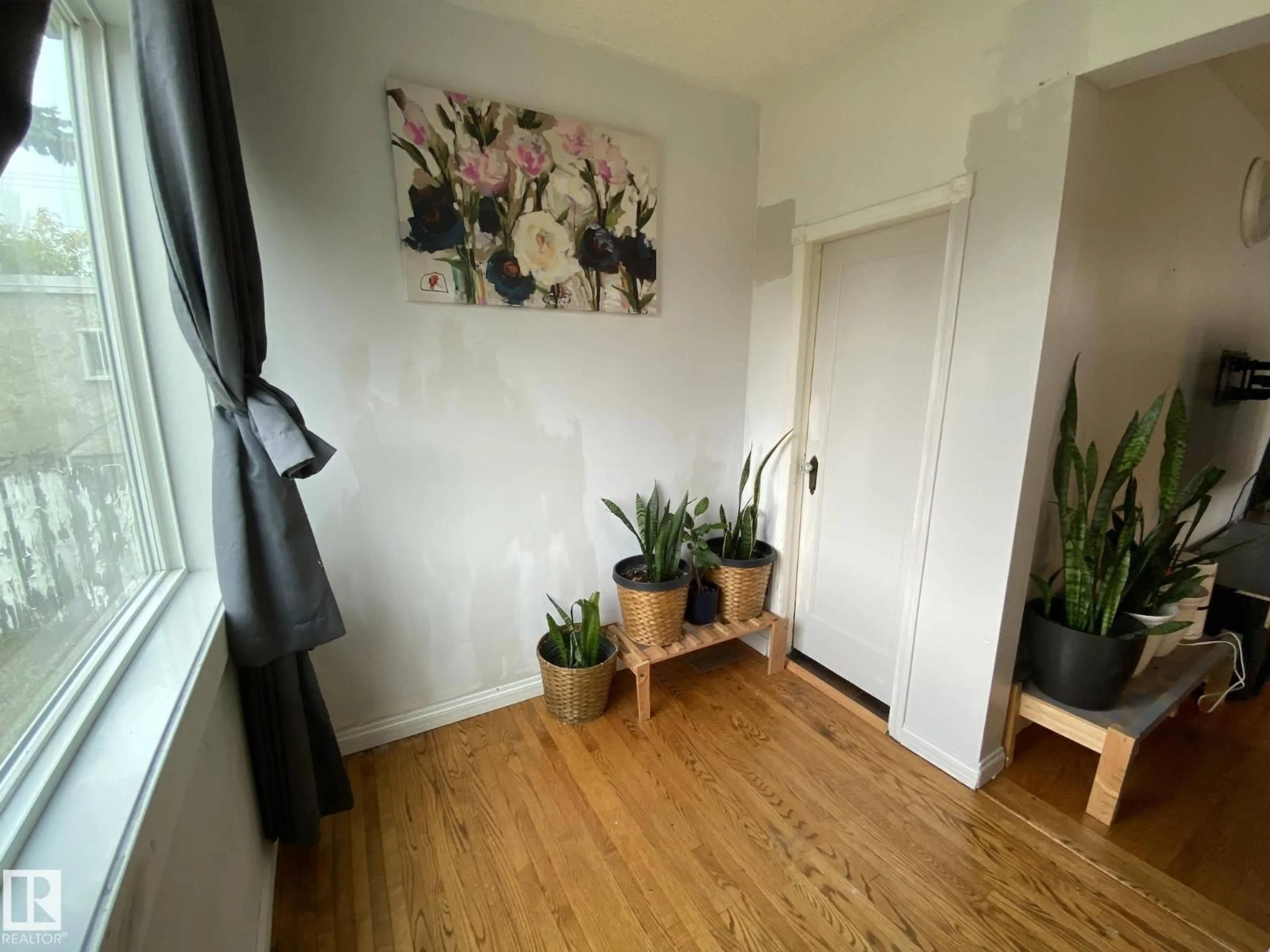 Indoor entryway for 11447 95 ST, Edmonton Alberta T5G1L3