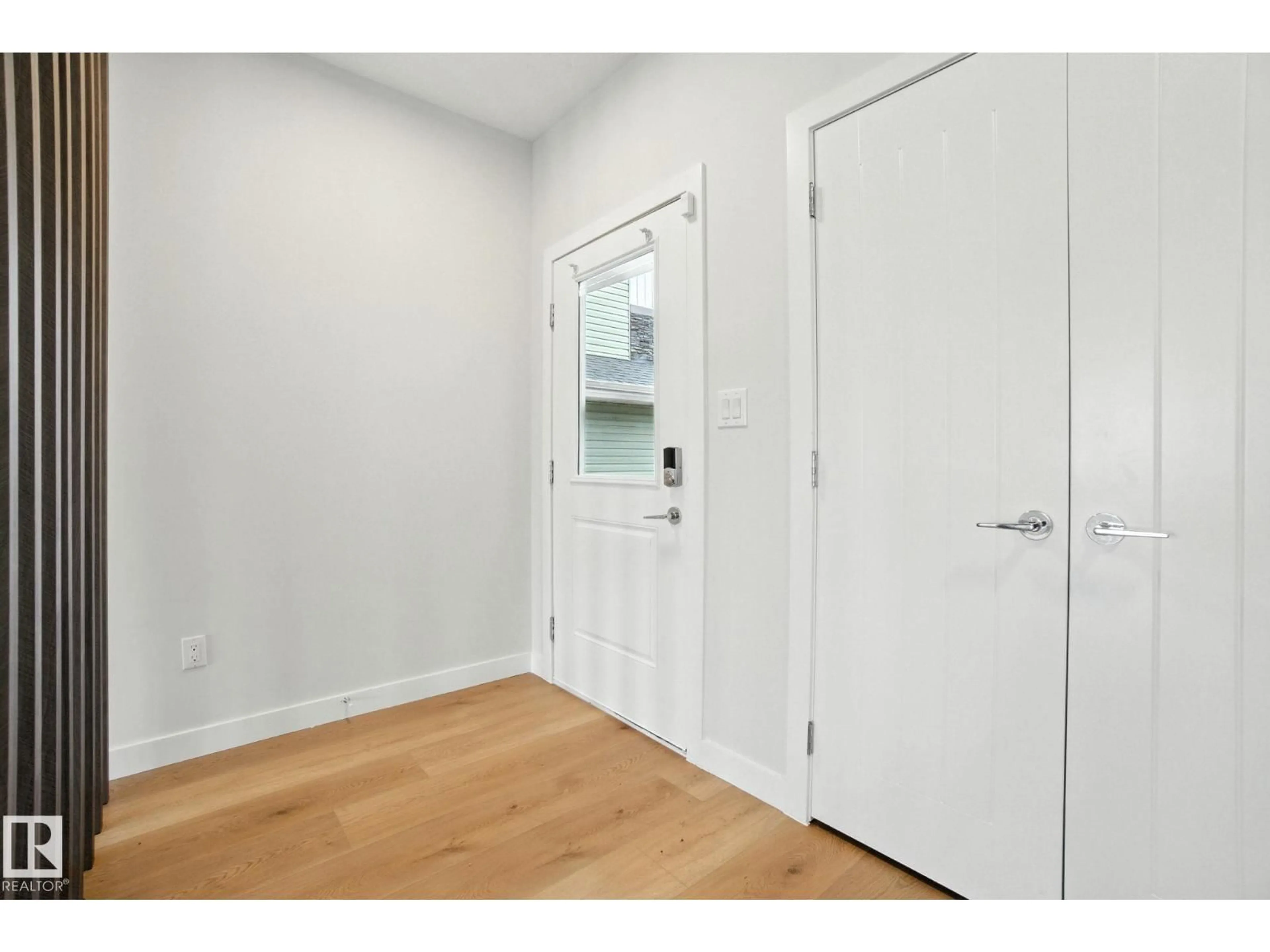 Indoor entryway for 7614 CREIGHTON PL, Edmonton Alberta T6W3Z5