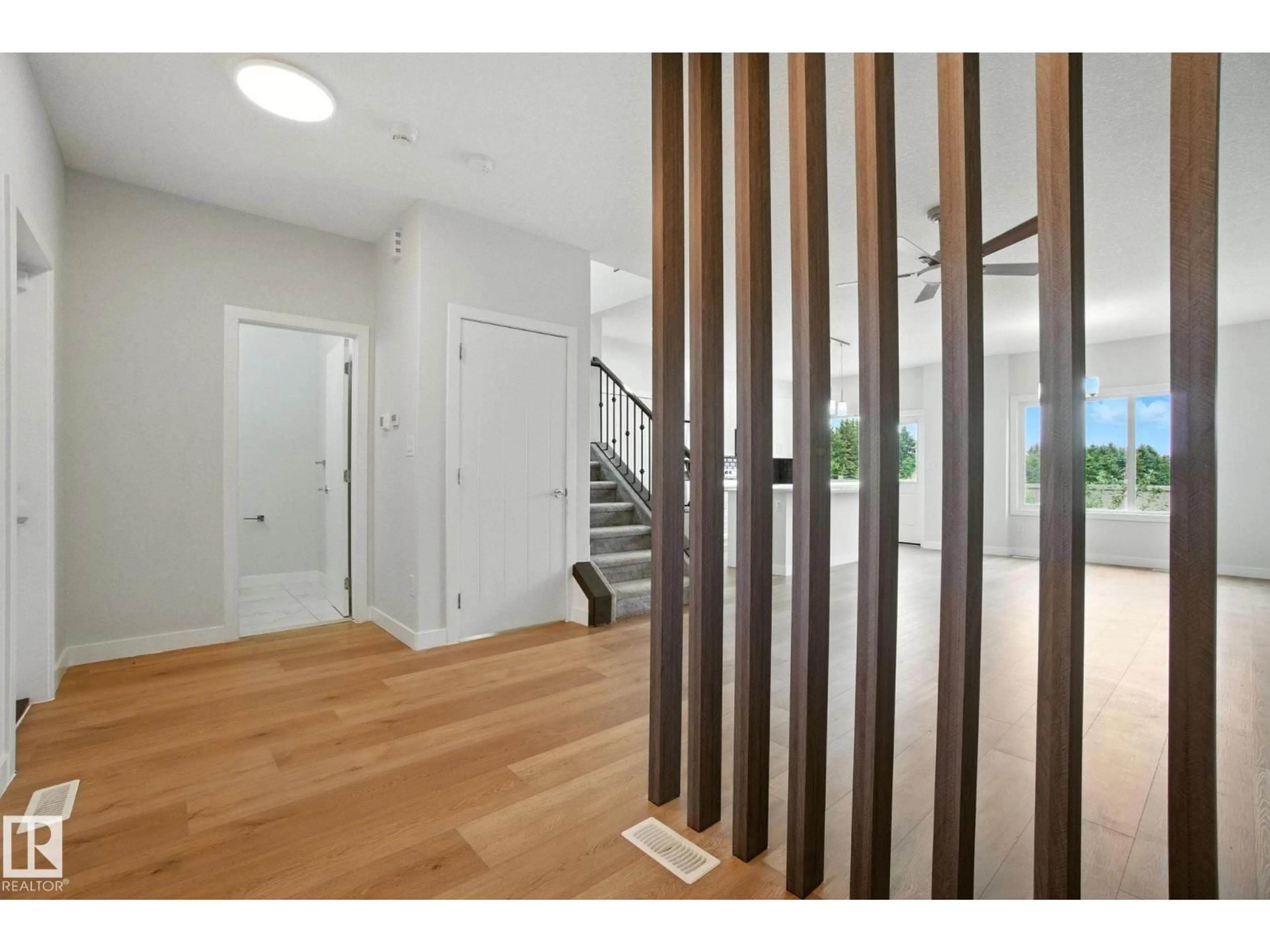 Indoor entryway for 7614 CREIGHTON PL, Edmonton Alberta T6W3Z5