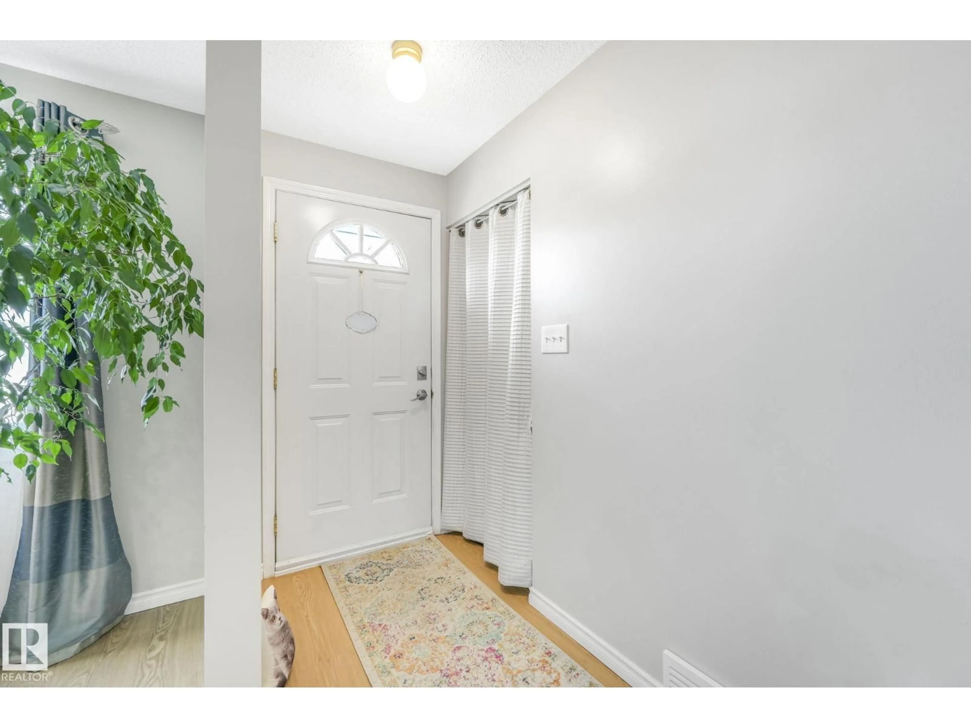 Indoor entryway for 4611 10 AV, Edmonton Alberta T6L4S2