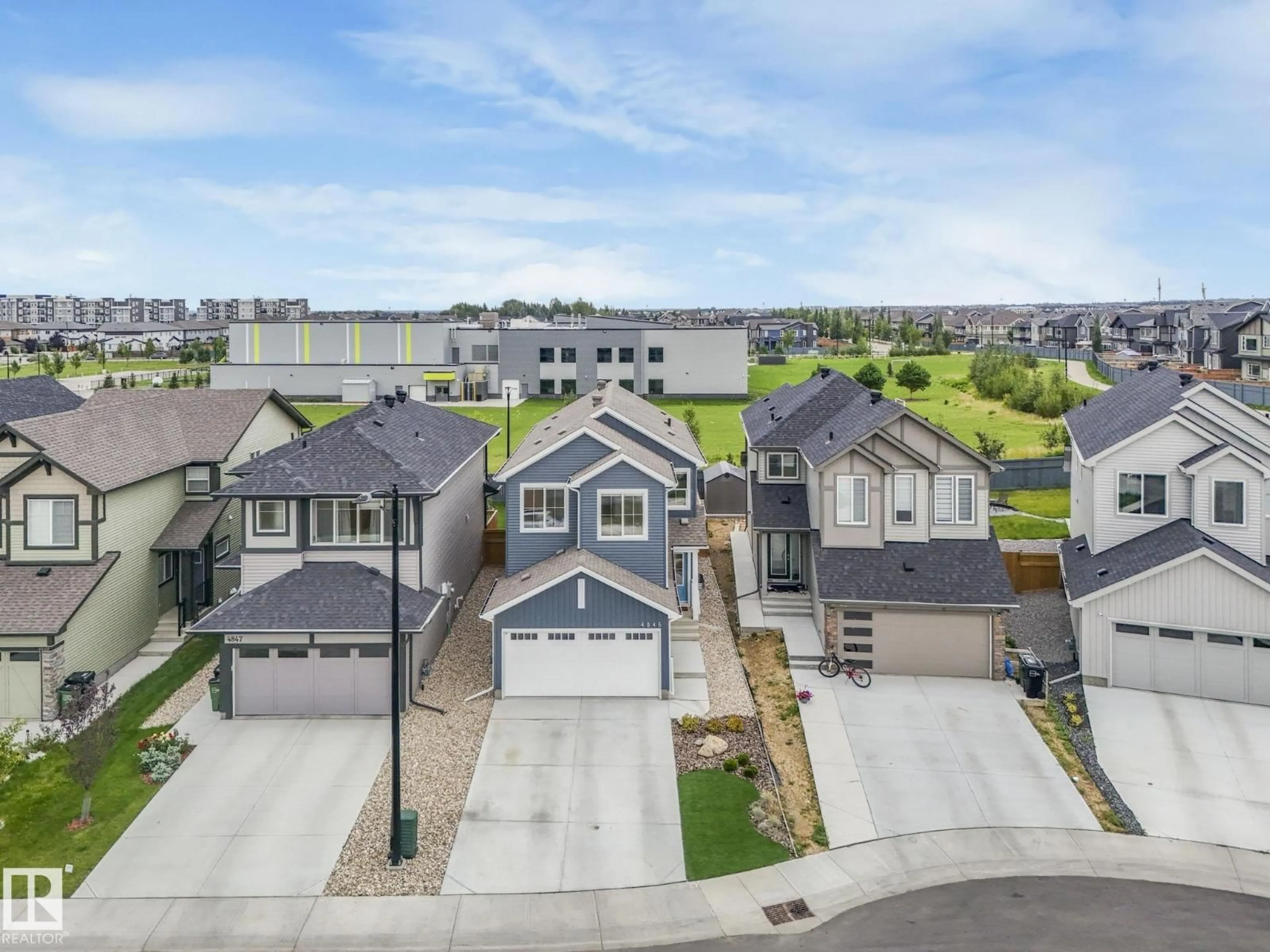 A pic from outside/outdoor area/front of a property/back of a property/a pic from drone, street for 4845 KINNEY RD, Edmonton Alberta T6W5G3
