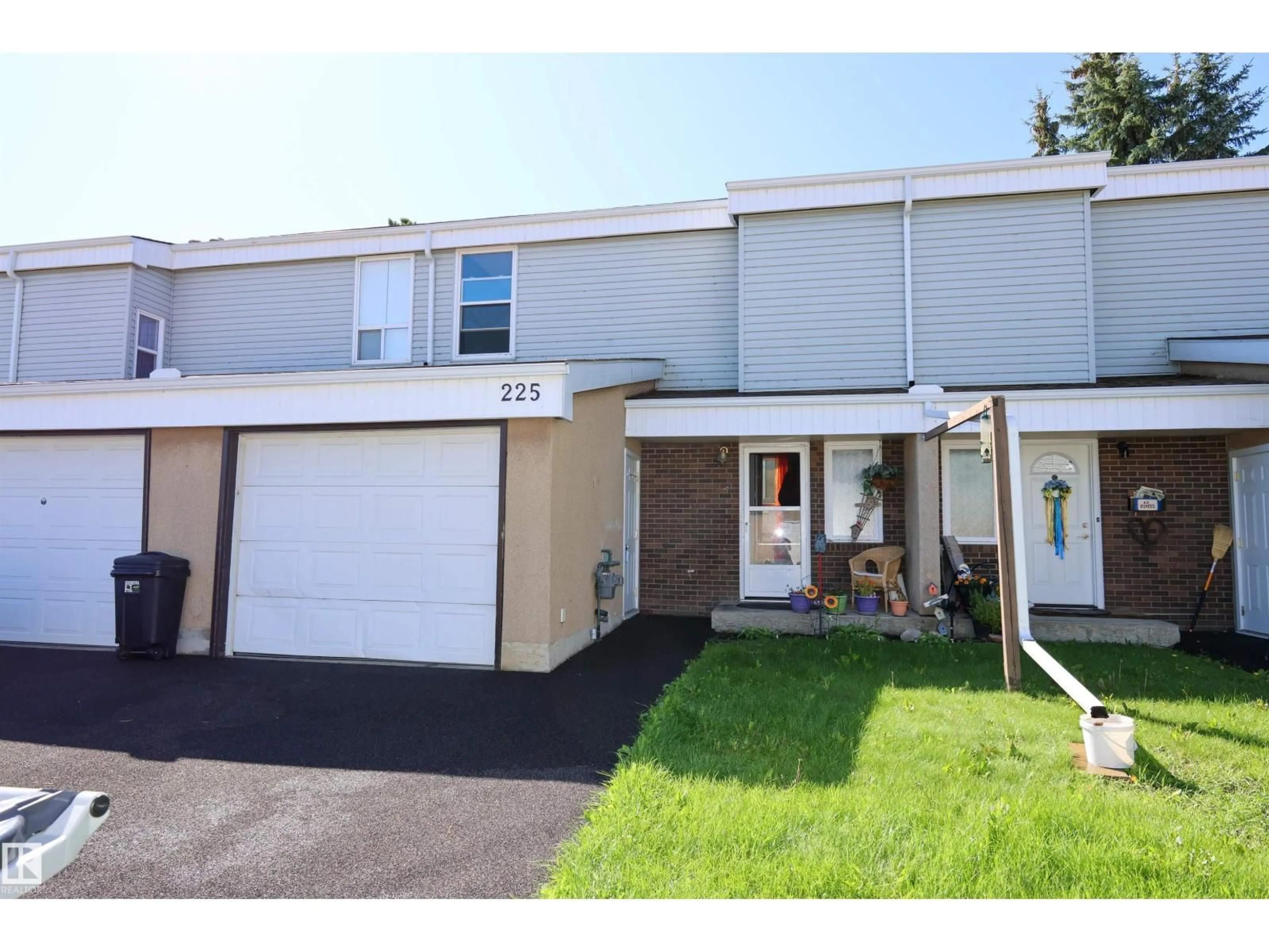 Home with vinyl exterior material, street for 225 GRANDIN VG, St. Albert Alberta T8N2J3