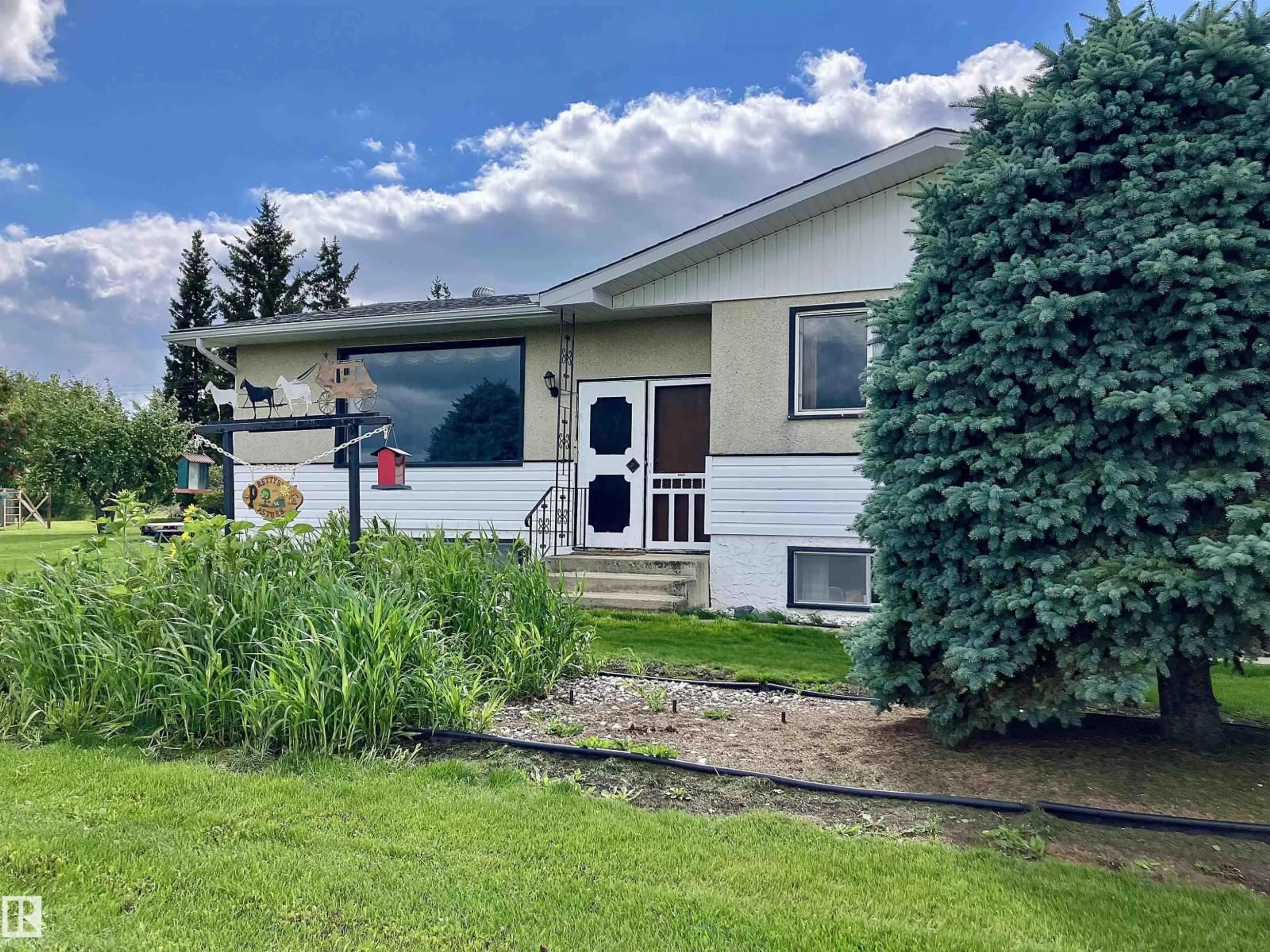 Home with vinyl exterior material, unknown for 175 - 15 HWY, Rural Lamont County Alberta T0B3H0