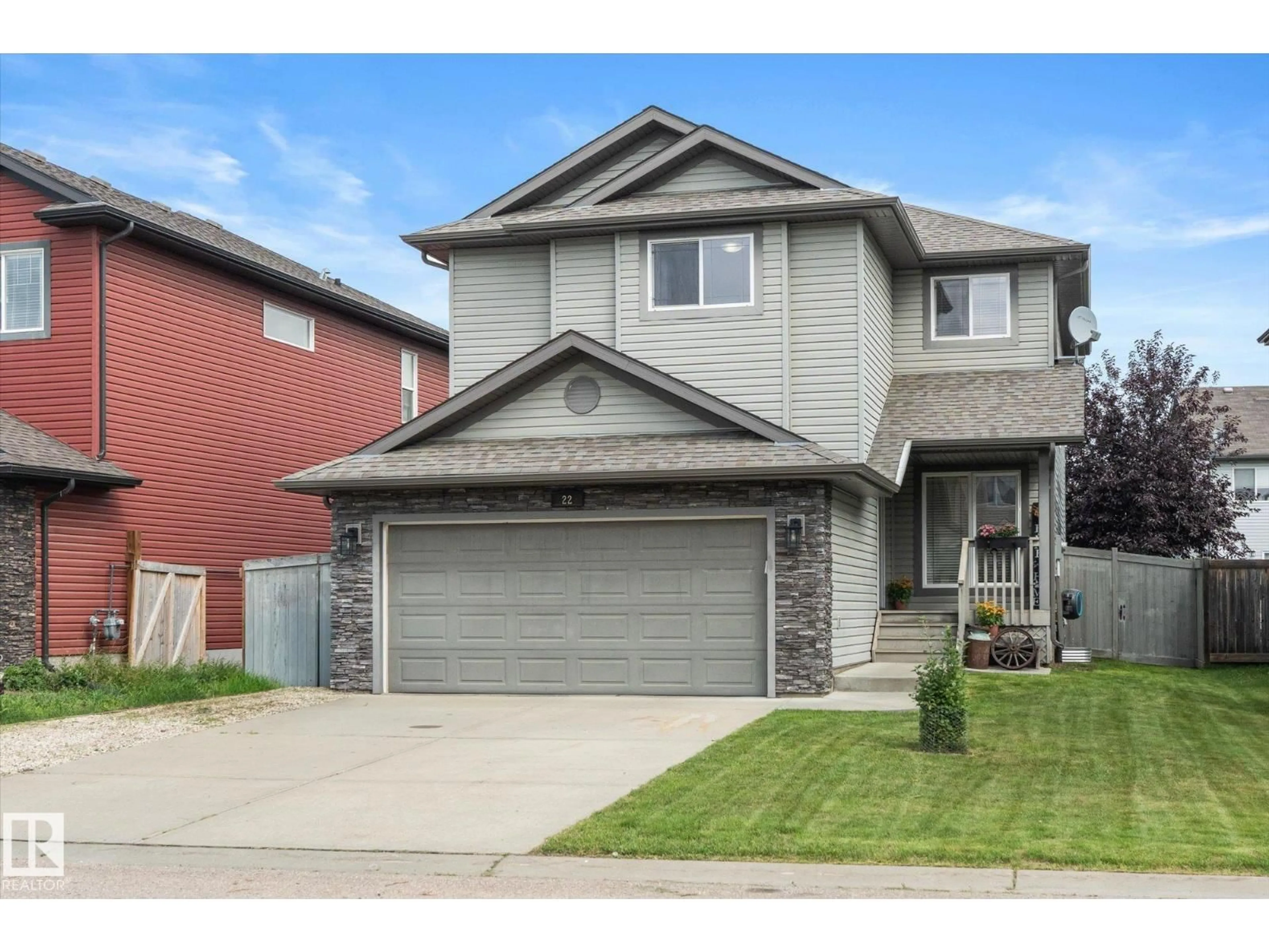 Home with vinyl exterior material, street for 22 ASHTON GA, Spruce Grove Alberta T7X0H9