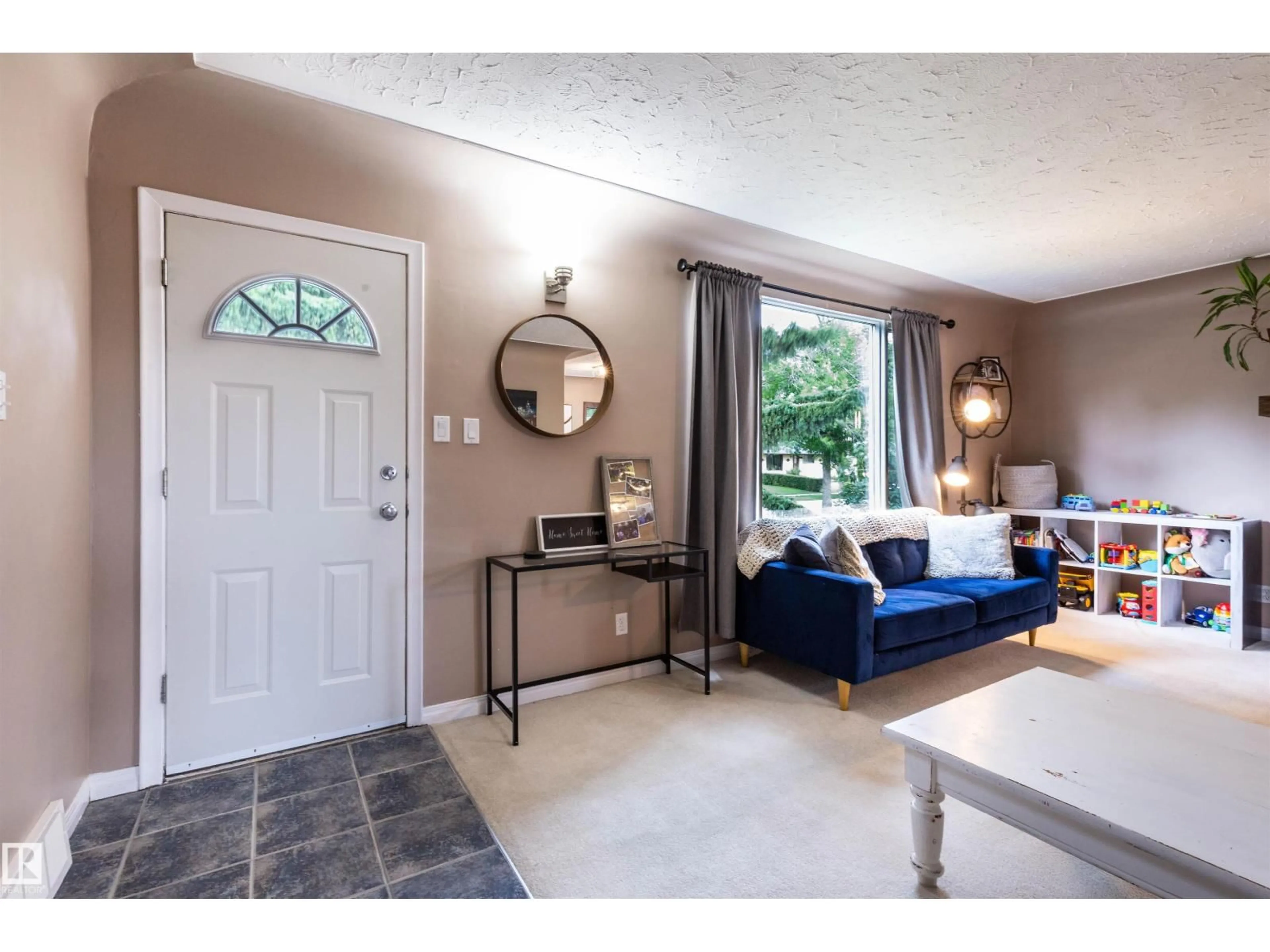 Indoor entryway for 12433 134 ST NW, Edmonton Alberta T5L1V3