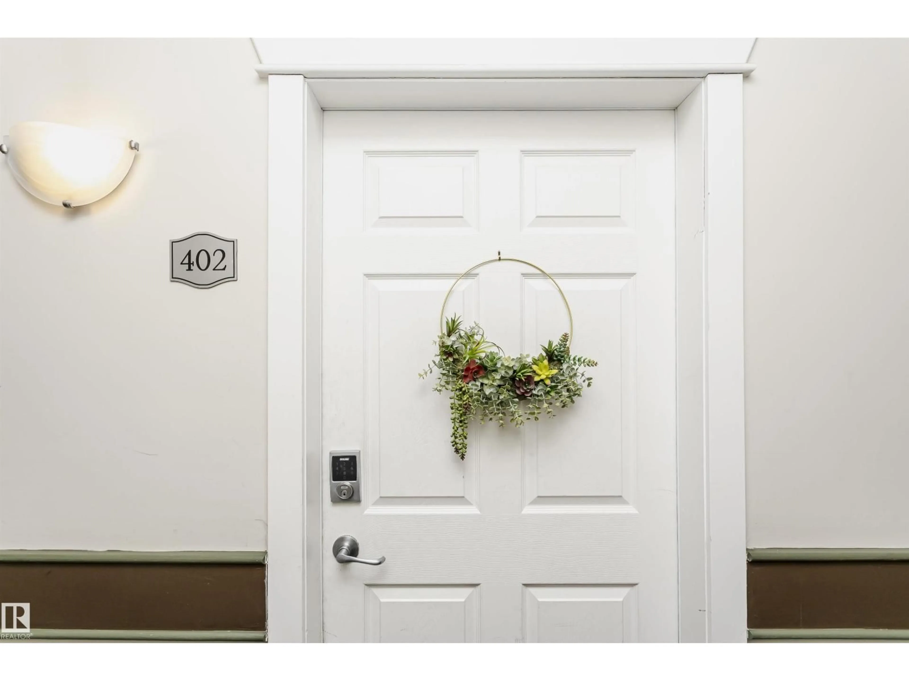 Indoor entryway for #402 - 10524 77 AV, Edmonton Alberta T6E1N1