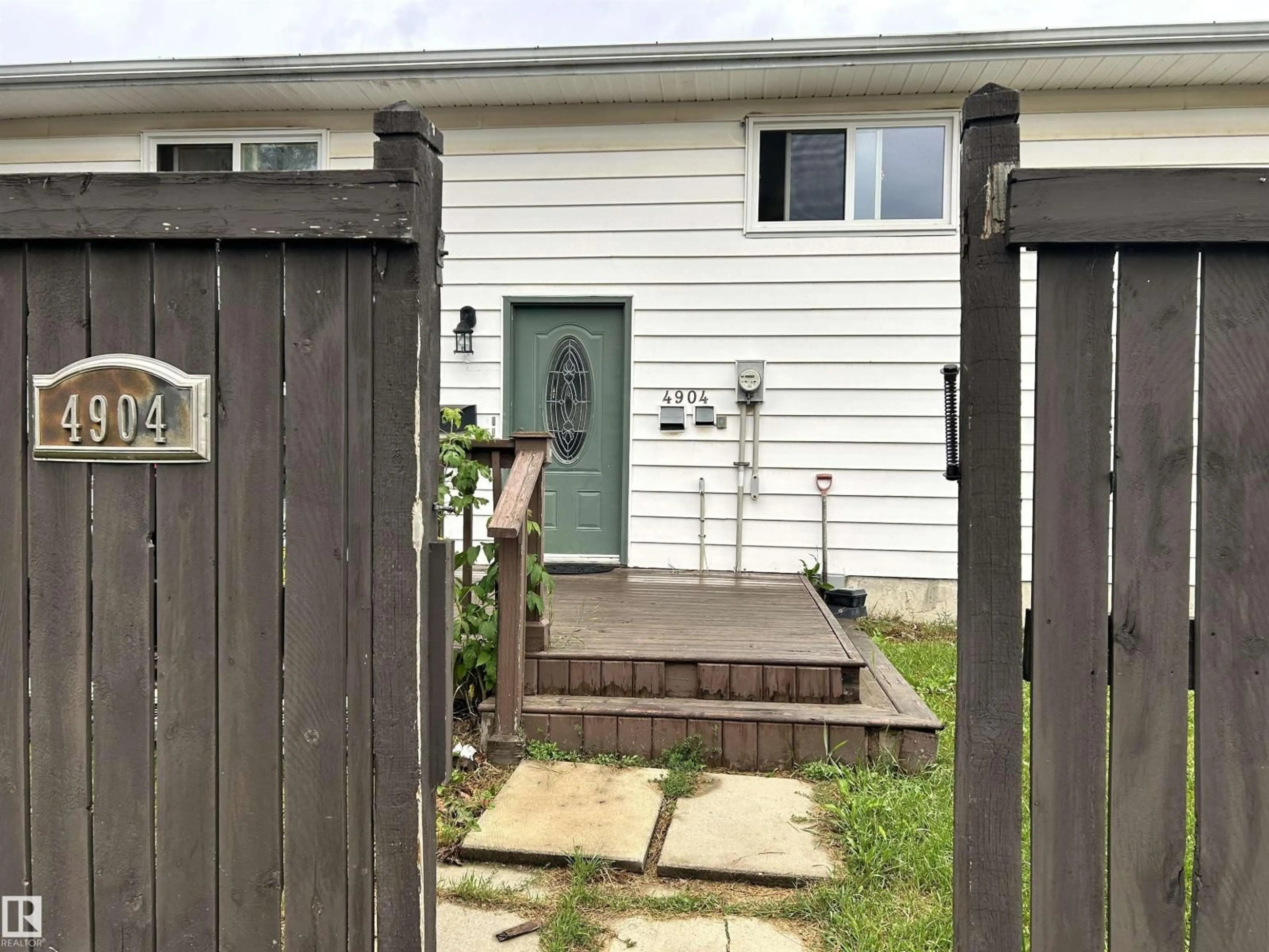 Patio, street for 4904 19 AV, Edmonton Alberta T6L4B5
