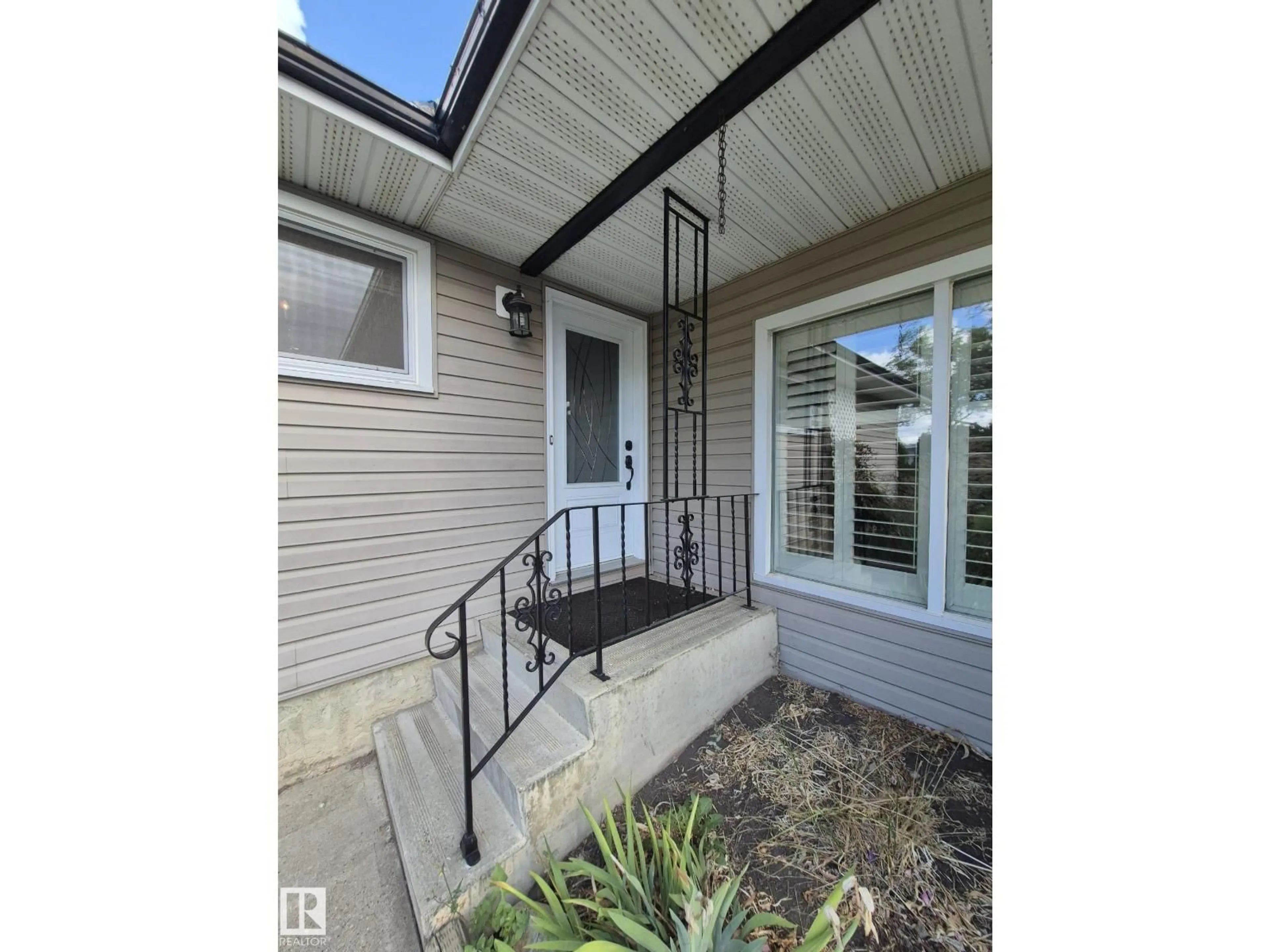 Indoor entryway for 35 LIVINGSTONE CR, St. Albert Alberta T8N2H2