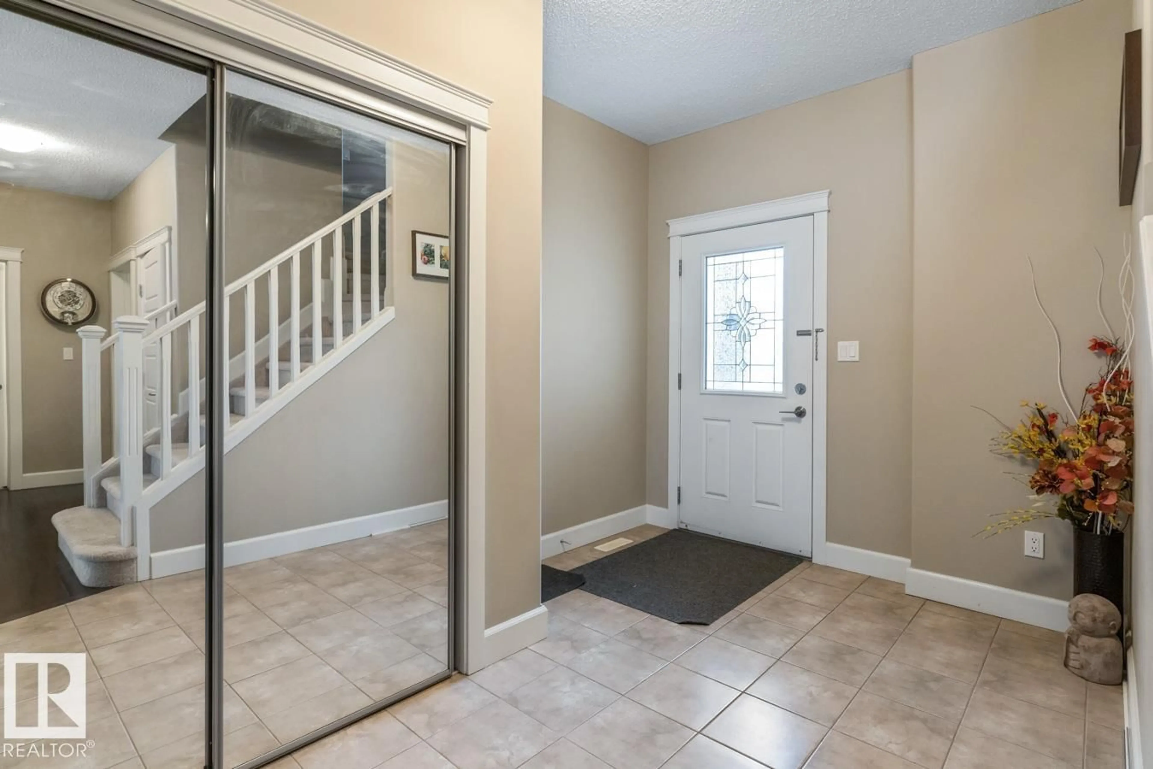 Indoor entryway for 1244 HAYS DR, Edmonton Alberta T6M0M3