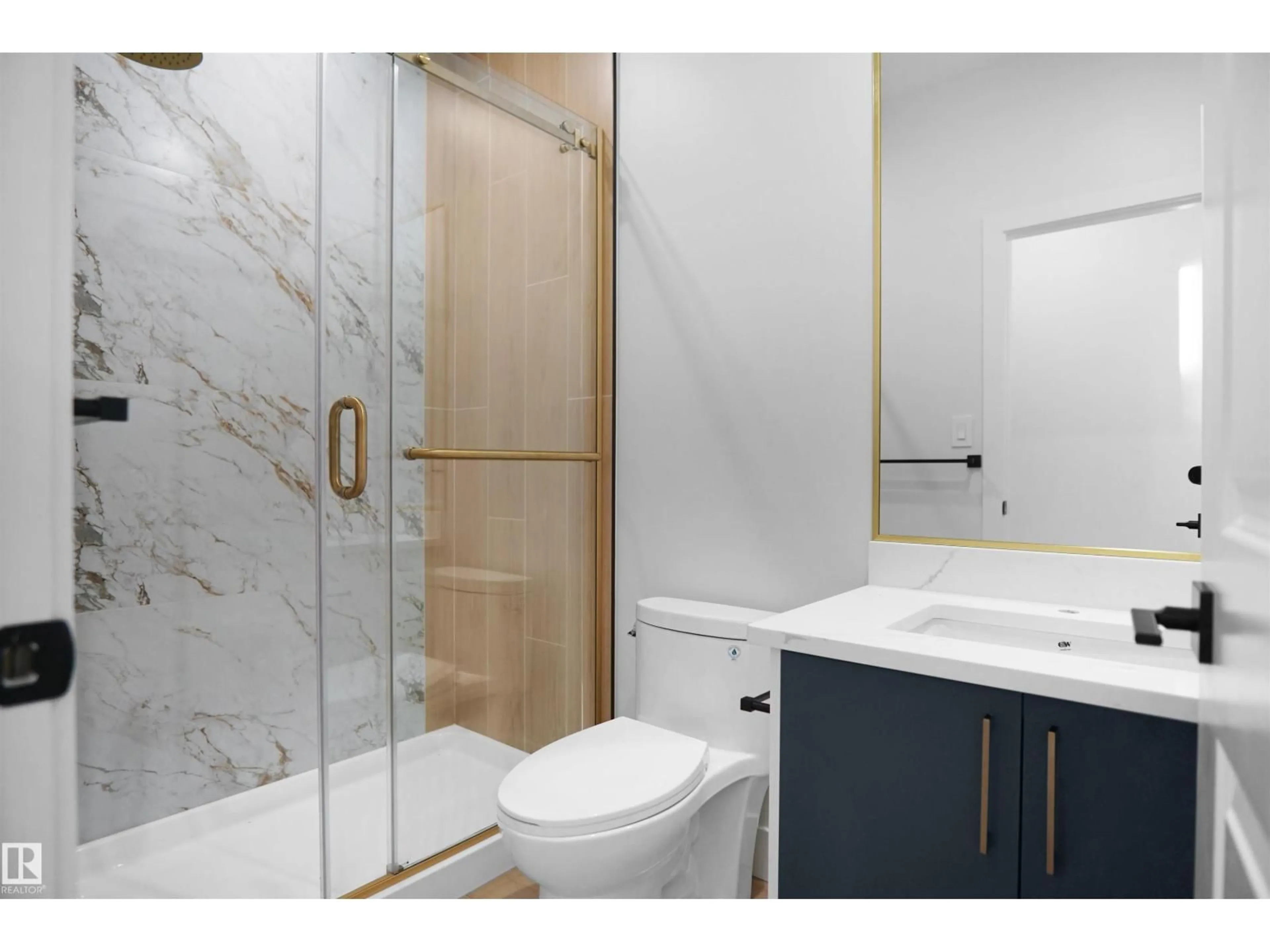 Standard bathroom, ceramic/tile floor for SW - 6224 29 AVE, Edmonton Alberta T6X3J2