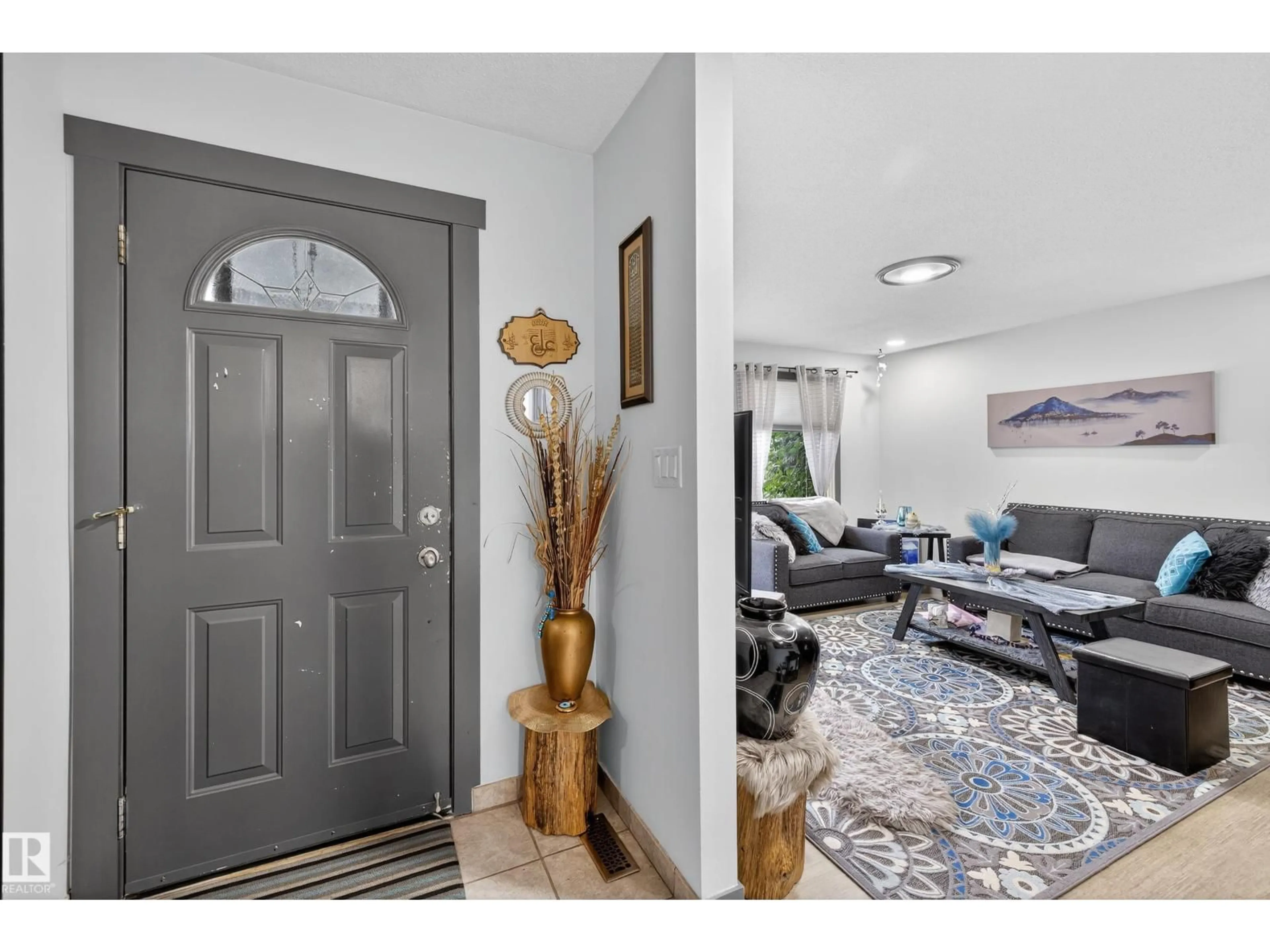 Indoor entryway for 10304 164 AV, Edmonton Alberta T5X2E2