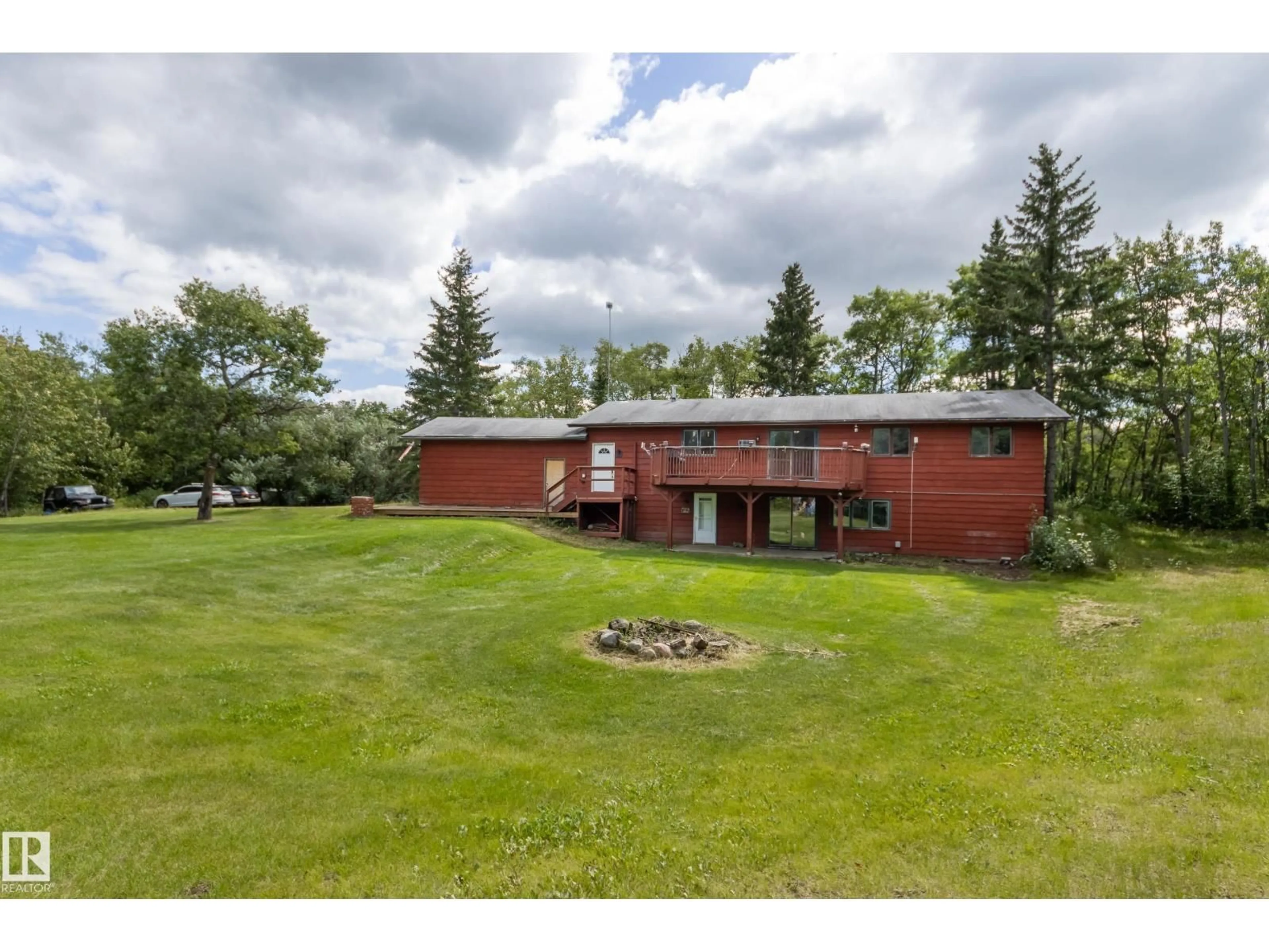 A pic from outside/outdoor area/front of a property/back of a property/a pic from drone, unknown for 253 52152 RGE ROAD 225, Rural Strathcona County Alberta T8C1C6