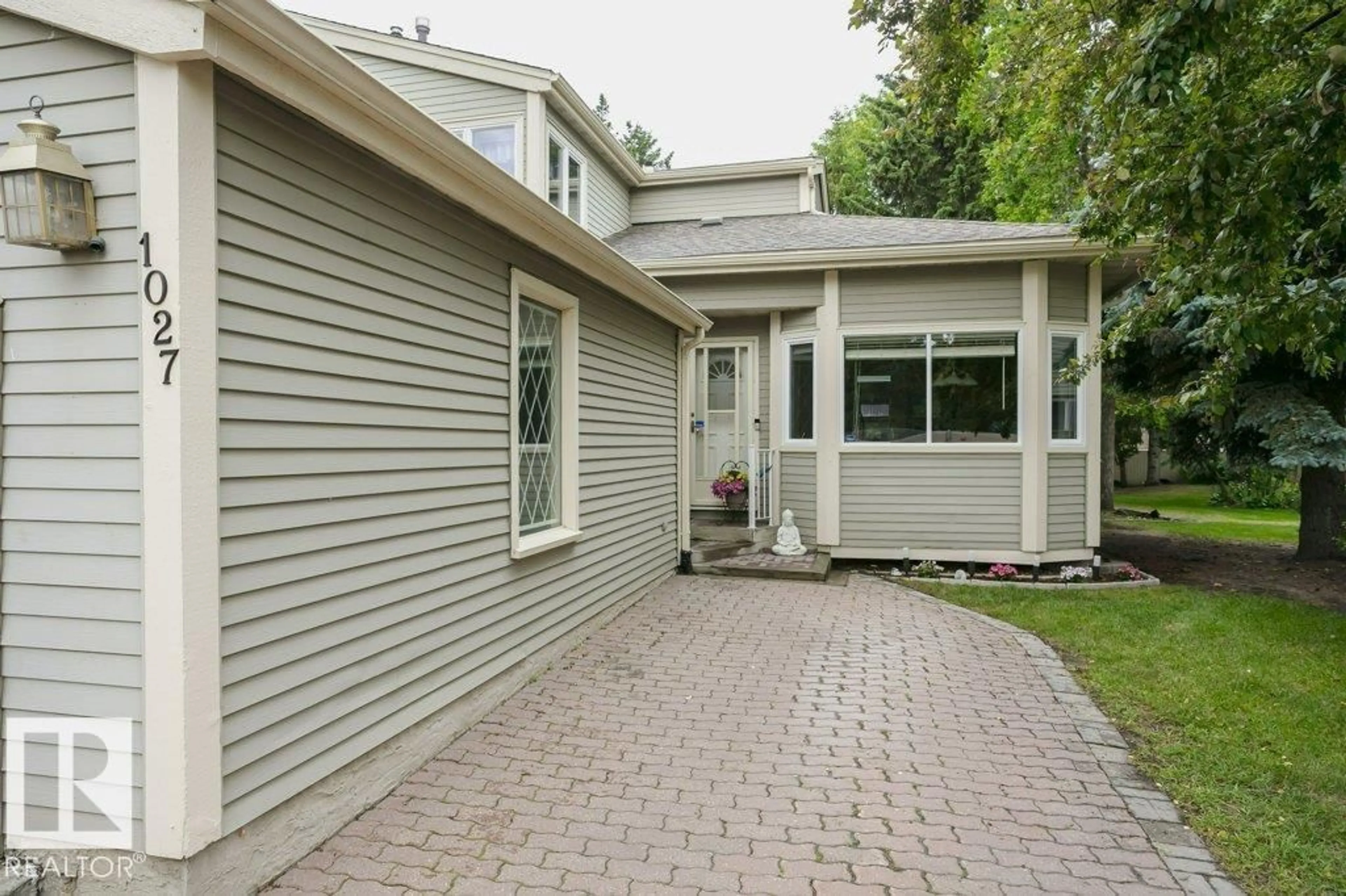 Home with vinyl exterior material, street for NW - 1027 109 ST, Edmonton Alberta T6J5G2