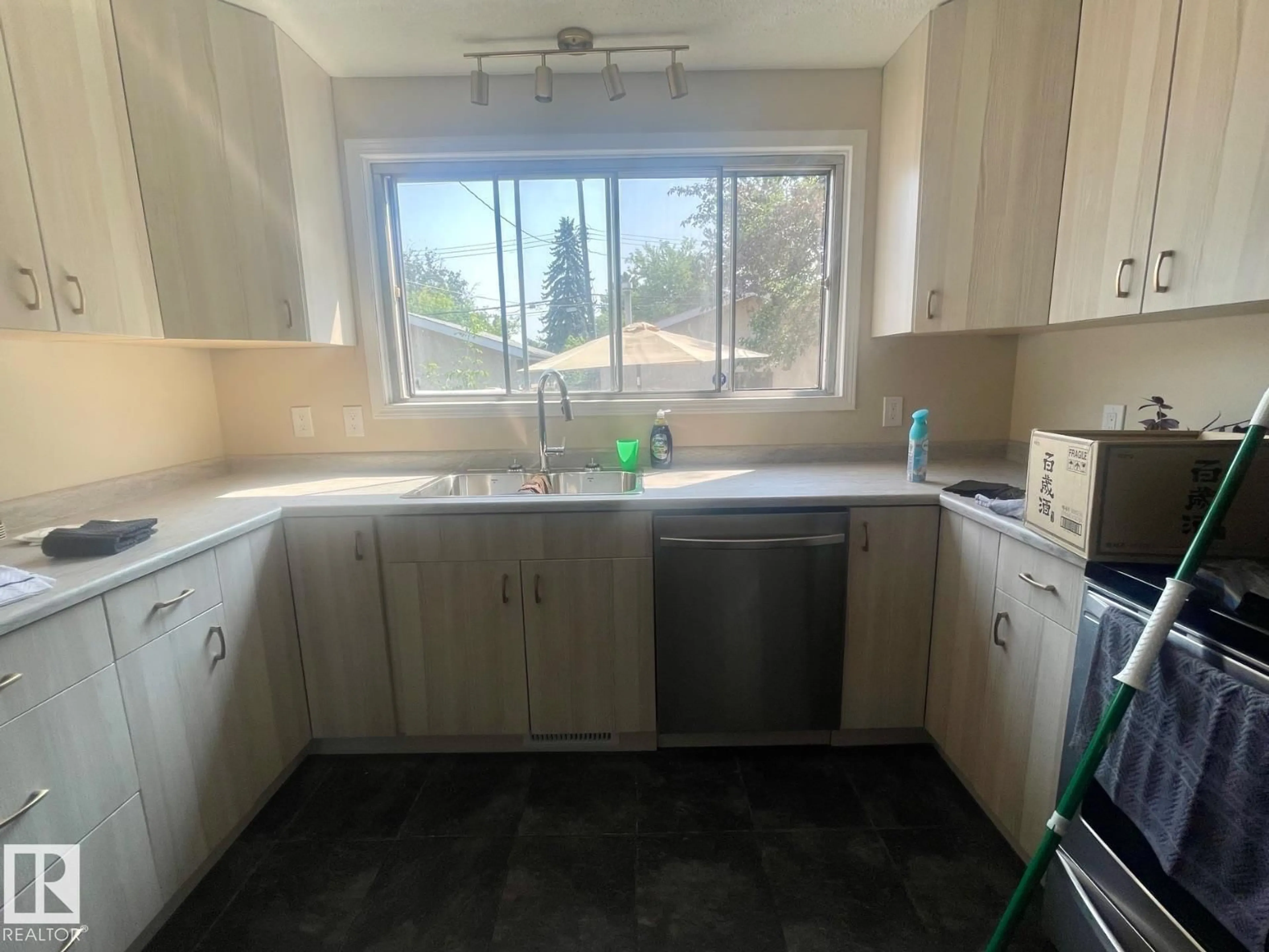 Standard kitchen, unknown for 5103 110 ST, Edmonton Alberta T6H3C8