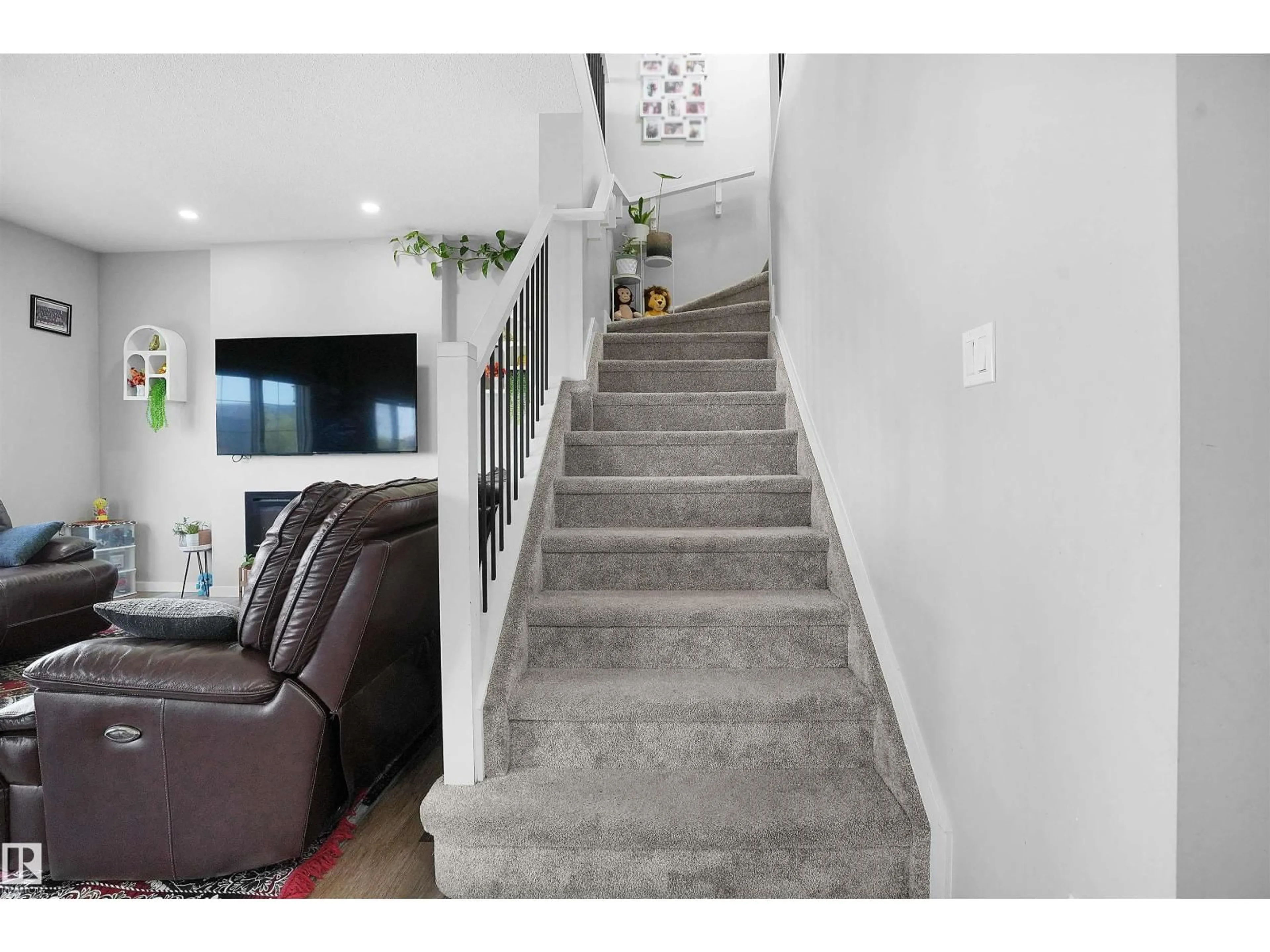 Stairs for 464 42 AVE NW, Edmonton Alberta T6T2G1