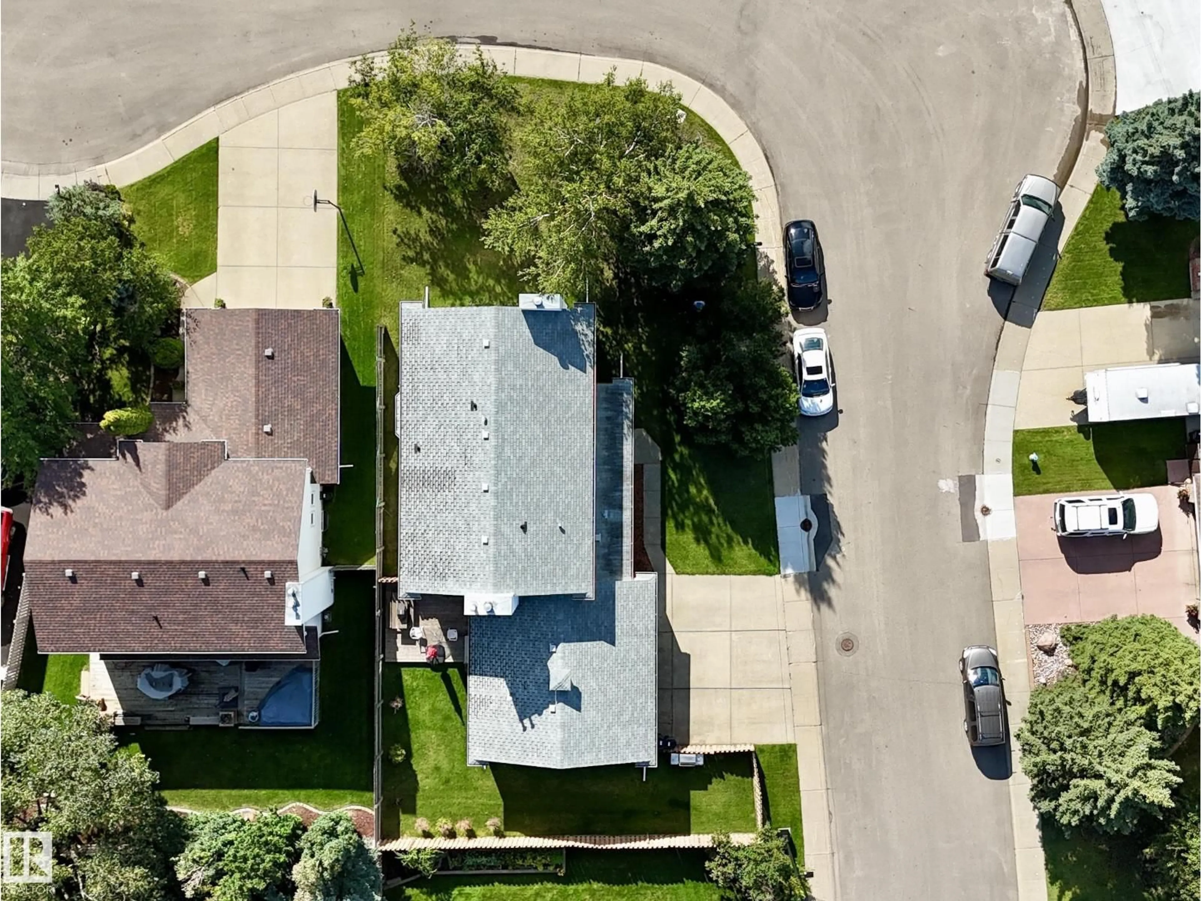 A pic from outside/outdoor area/front of a property/back of a property/a pic from drone, street for 240 WAYGOOD RD, Edmonton Alberta T5T5M3