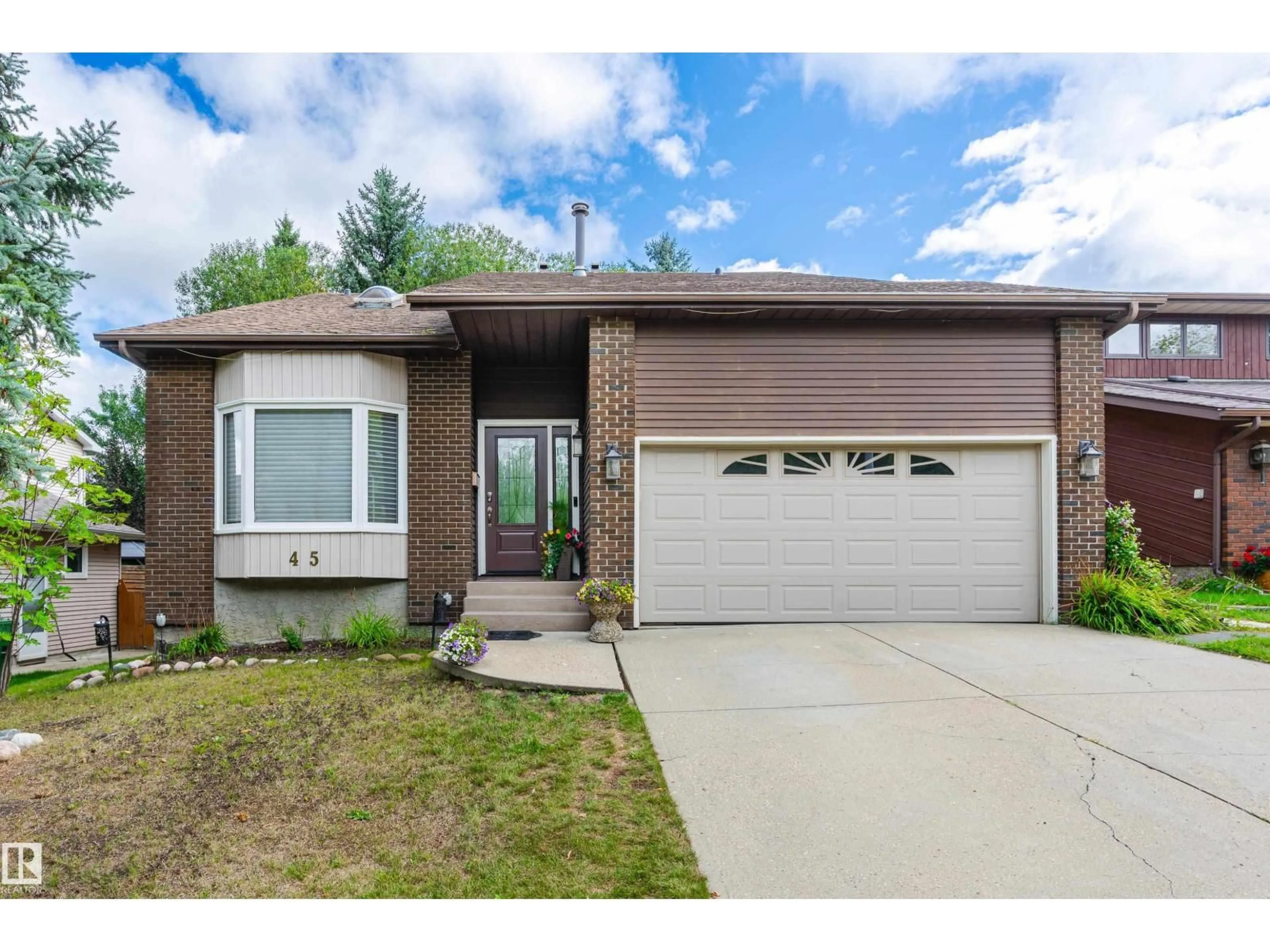 Home with vinyl exterior material, street for 45 WENTWORTH CR, St. Albert Alberta T8N3G7