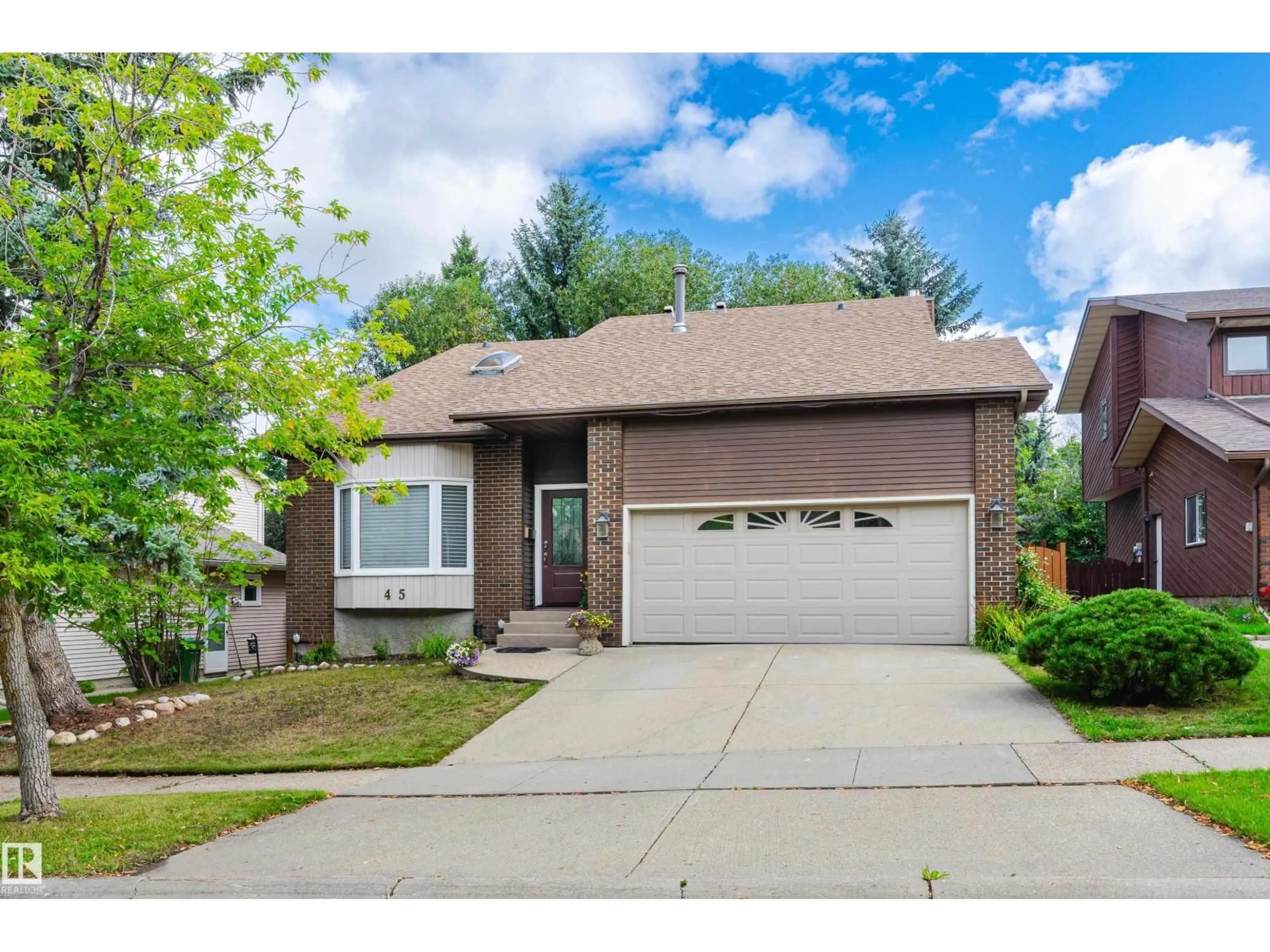 Home with vinyl exterior material, street for 45 WENTWORTH CR, St. Albert Alberta T8N3G7