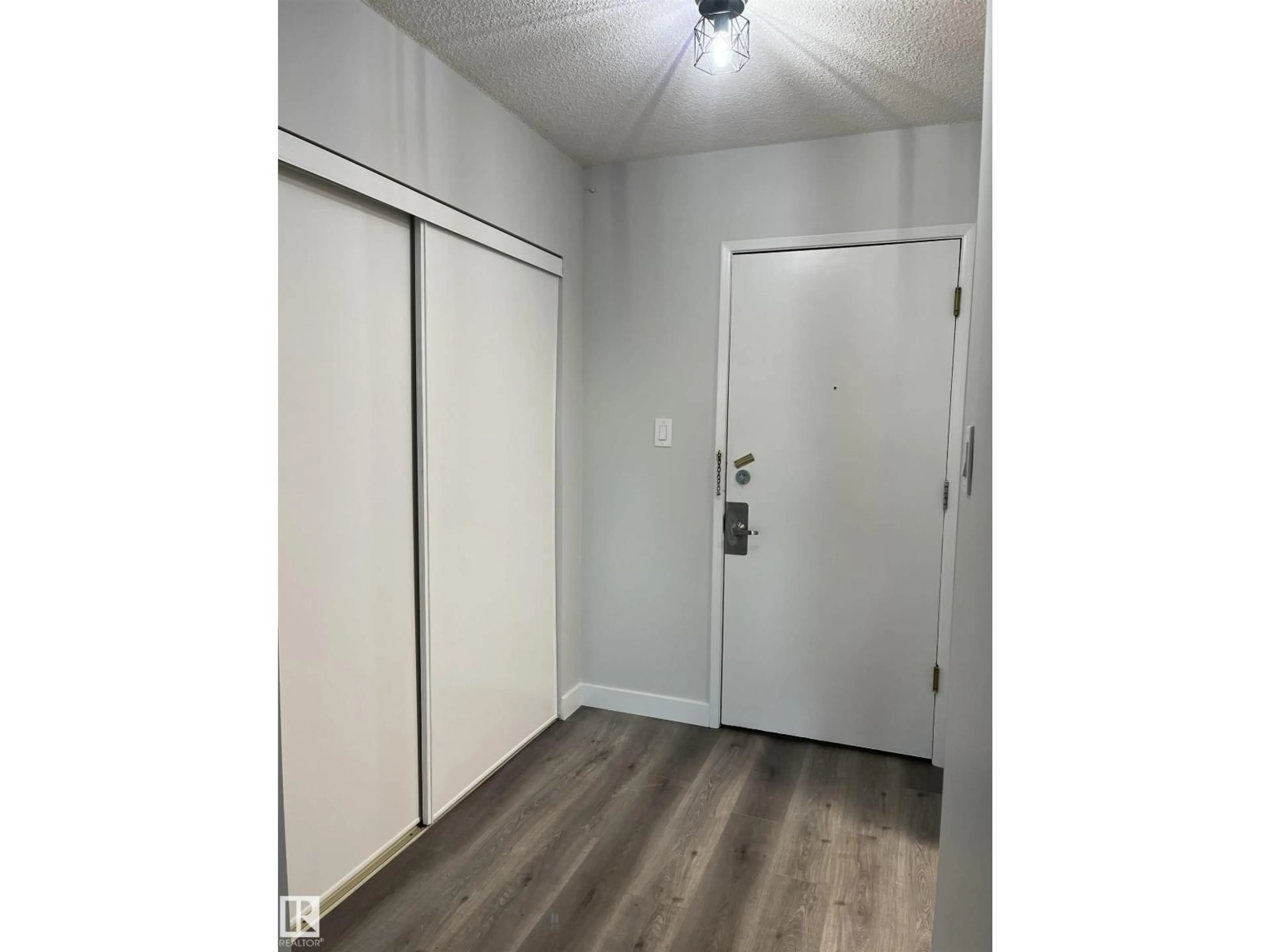 A pic of a room for 10140 - 1103 120 ST, Edmonton Alberta T5K1Z8