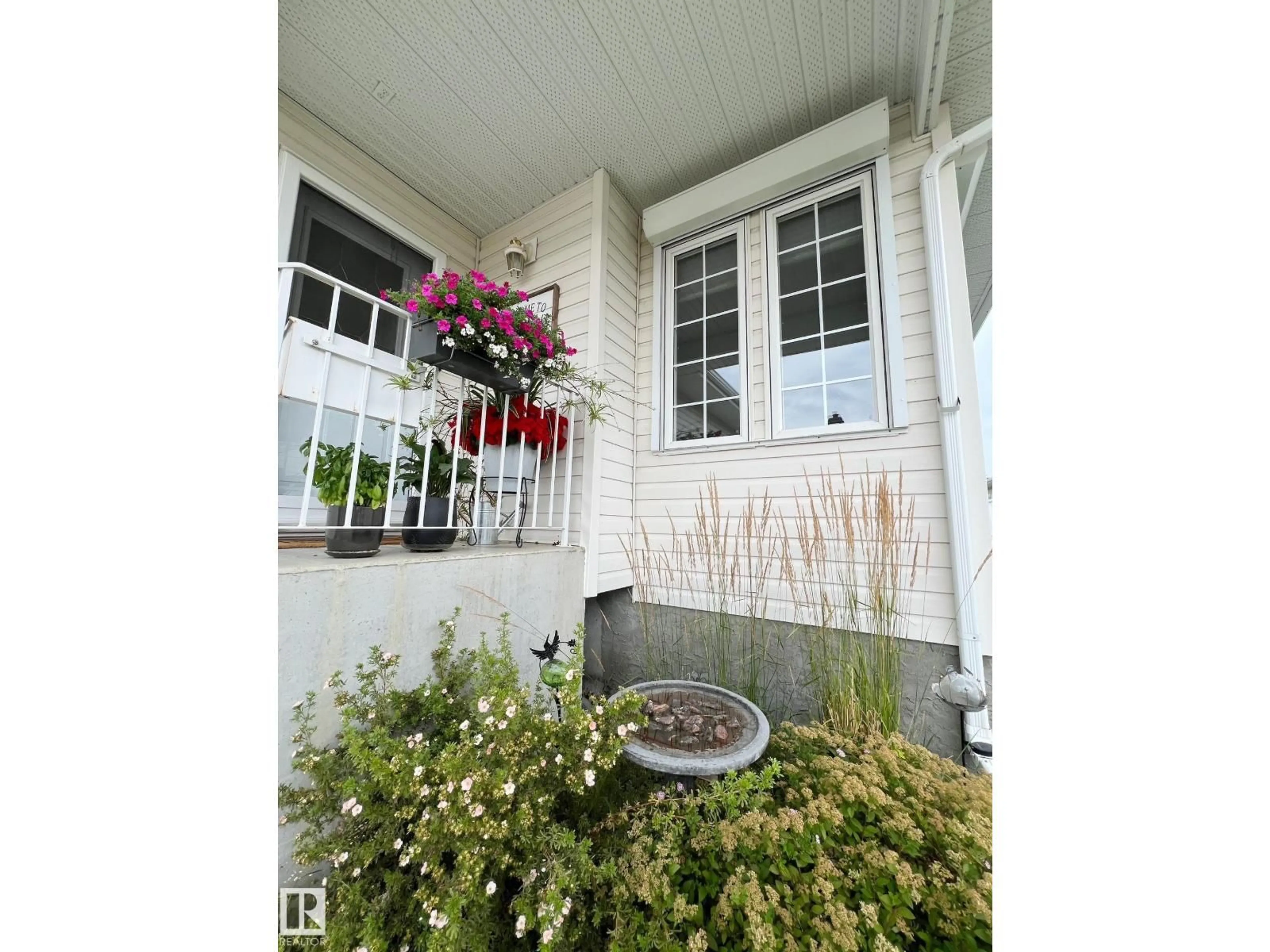 Patio, street for 122 - 4610 50 AV, Stony Plain Alberta T7Z1P4