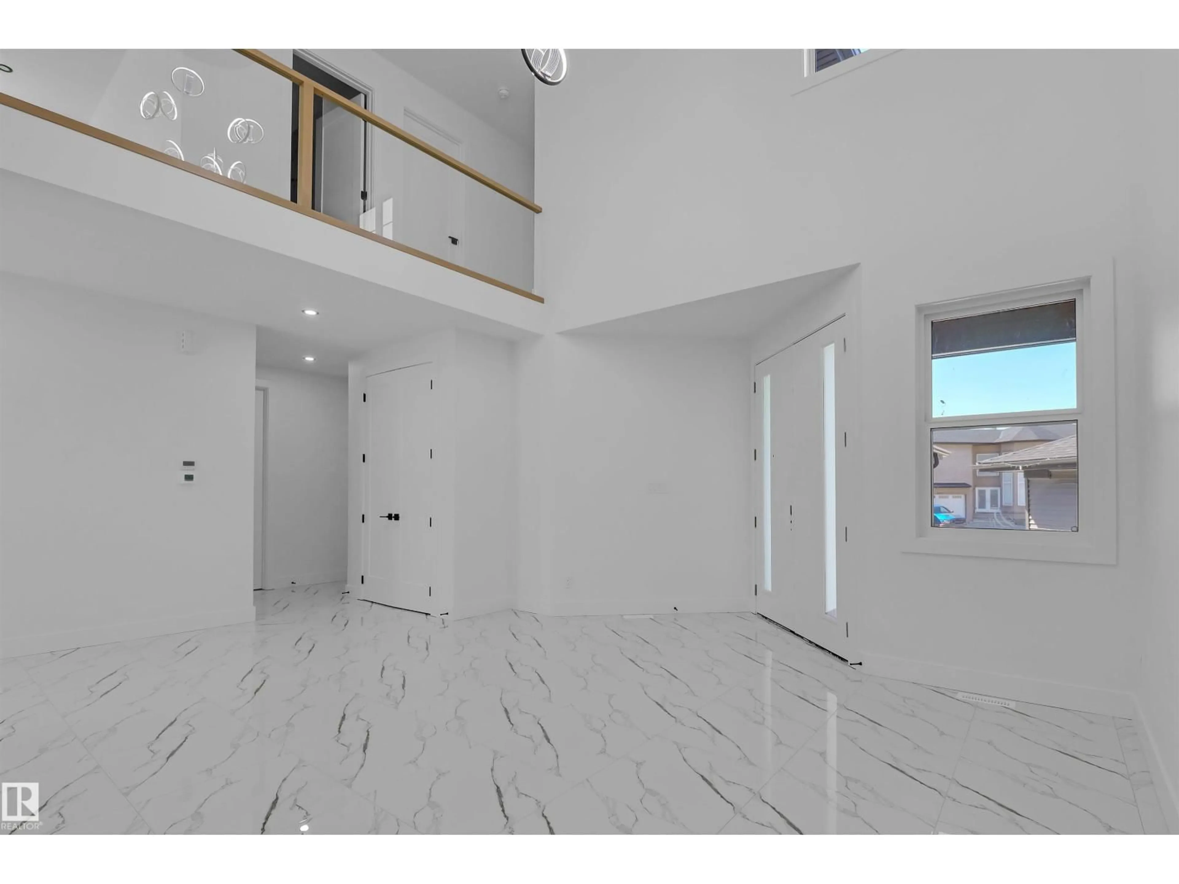 Indoor foyer for NW - 1504 151 AV, Edmonton Alberta T5Y3T4