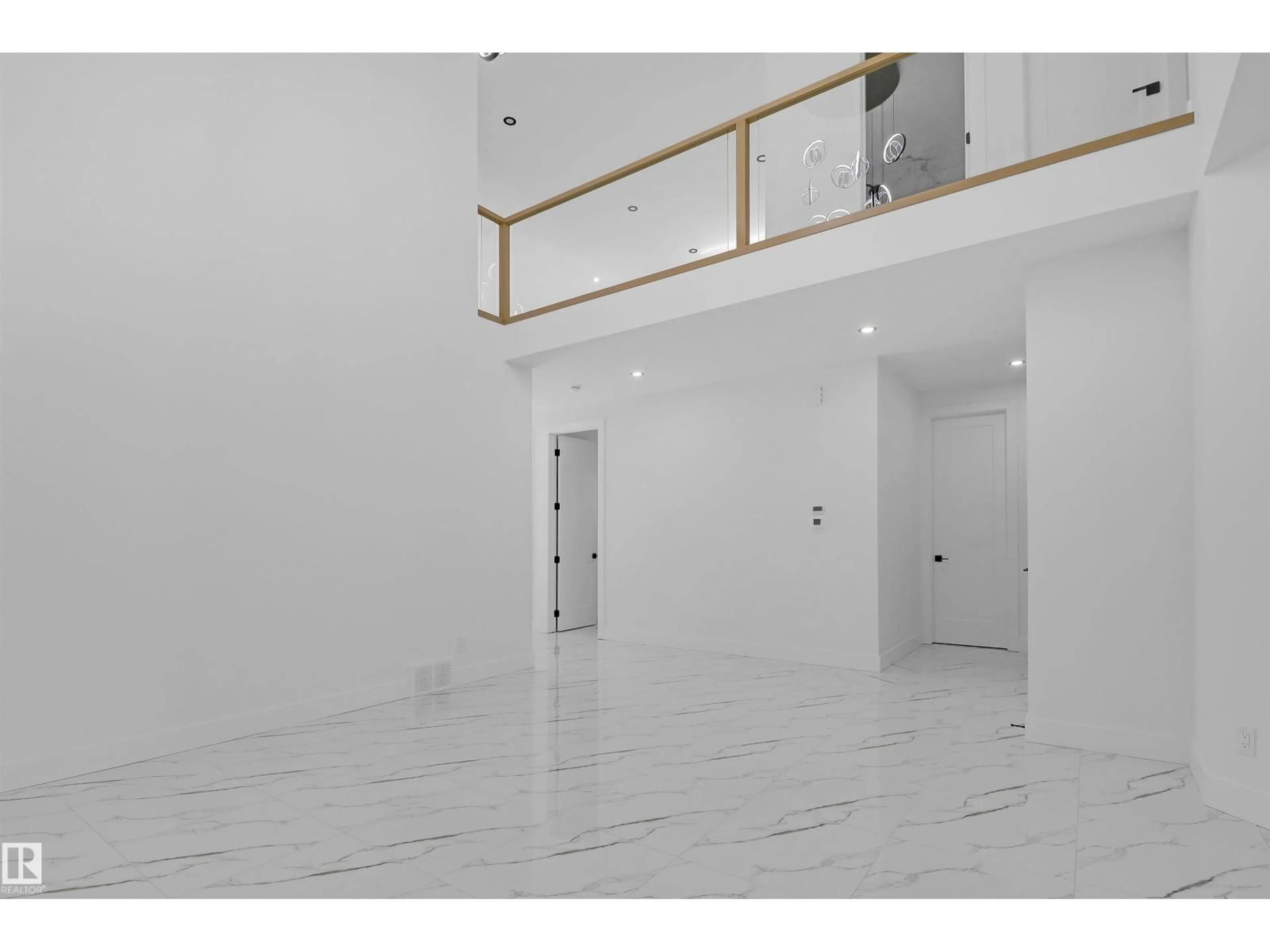 Indoor foyer for NW - 1504 151 AV, Edmonton Alberta T5Y3T4
