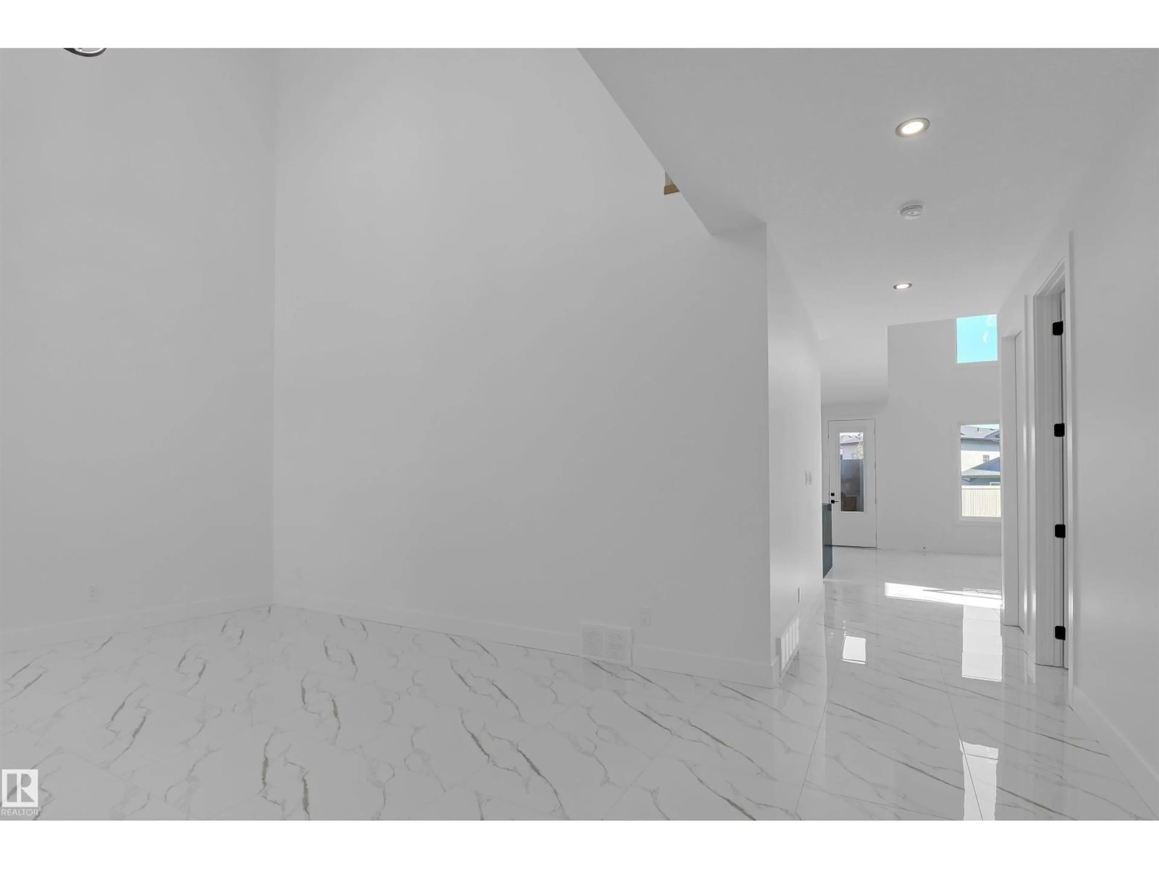 Indoor foyer for NW - 1504 151 AV, Edmonton Alberta T5Y3T4