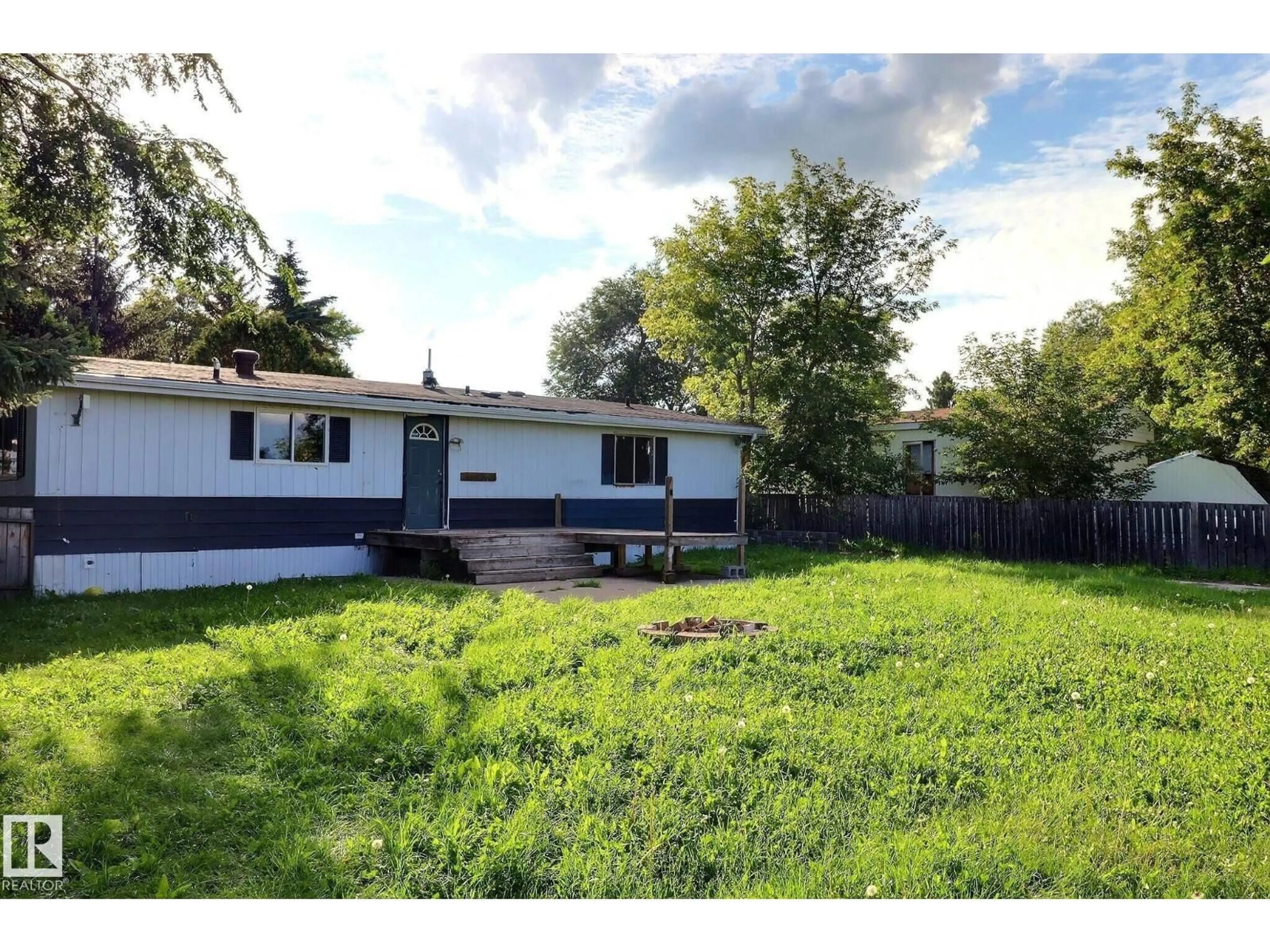 A pic from outside/outdoor area/front of a property/back of a property/a pic from drone, street for 537 EVERGREEN PA, Edmonton Alberta T5Y4M2