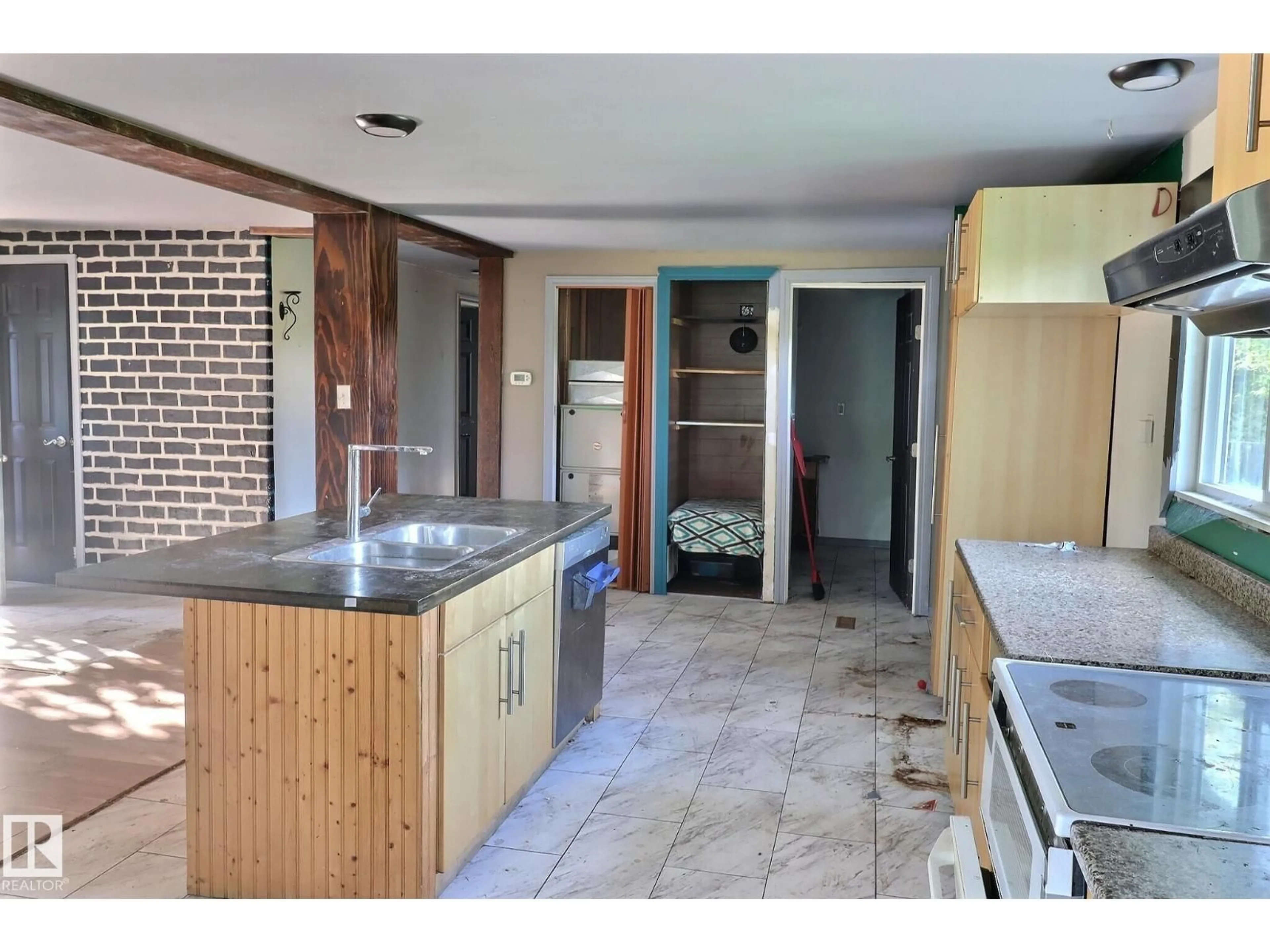 Open concept kitchen, unknown for 537 EVERGREEN PA, Edmonton Alberta T5Y4M2