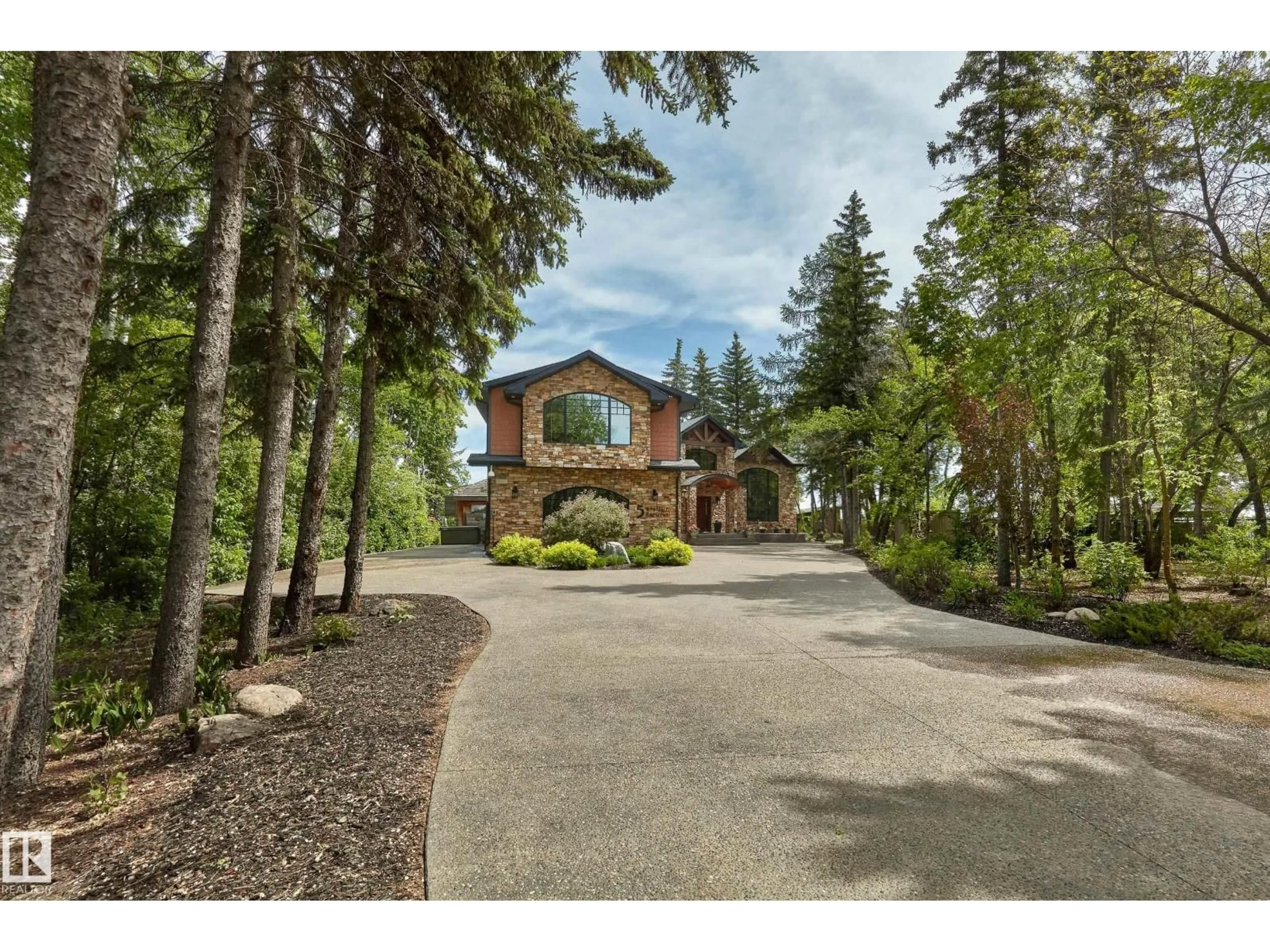 A pic from outside/outdoor area/front of a property/back of a property/a pic from drone, street for 5 DONSDALE CR, Edmonton Alberta T6M2N3