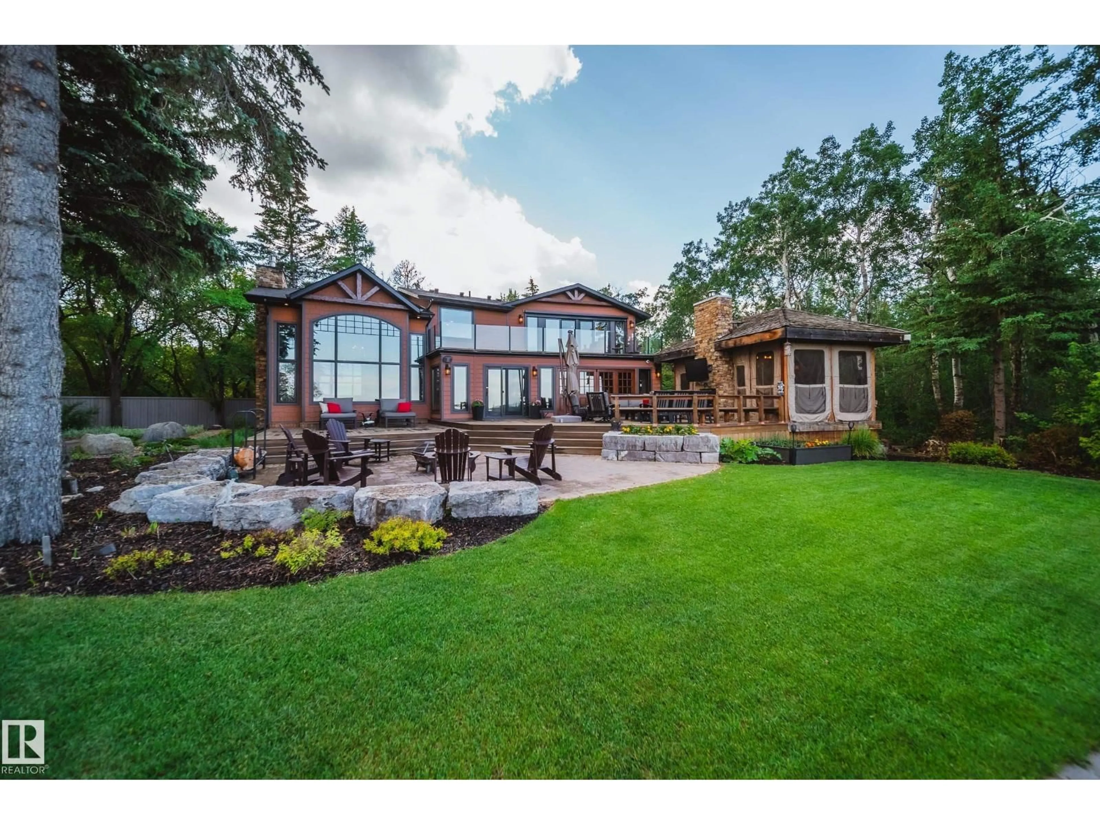 A pic from outside/outdoor area/front of a property/back of a property/a pic from drone, water/lake/river/ocean view for 5 DONSDALE CR, Edmonton Alberta T6M2N3