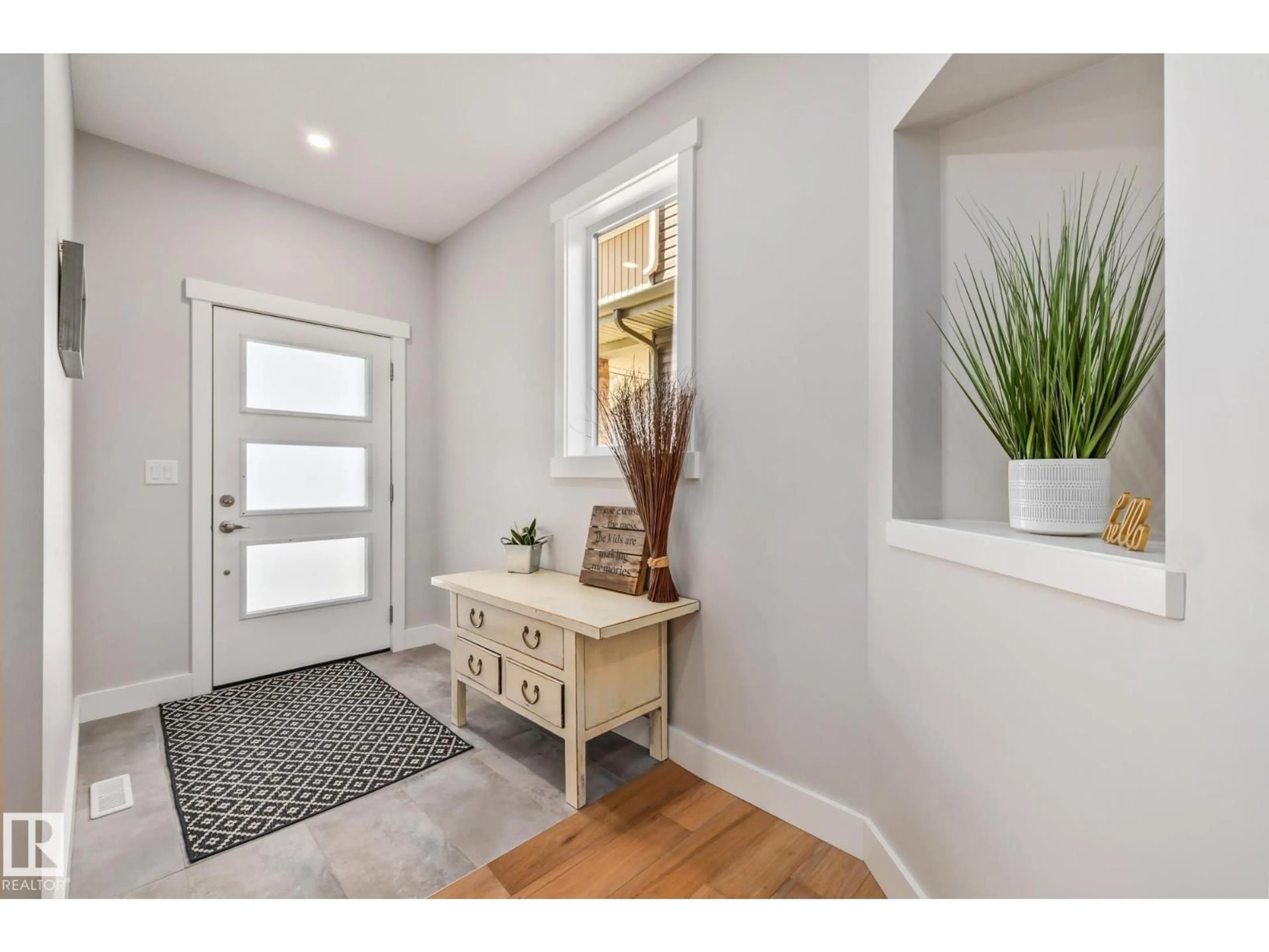 Indoor entryway for 15 ELISE PL, St. Albert Alberta T8N7P5