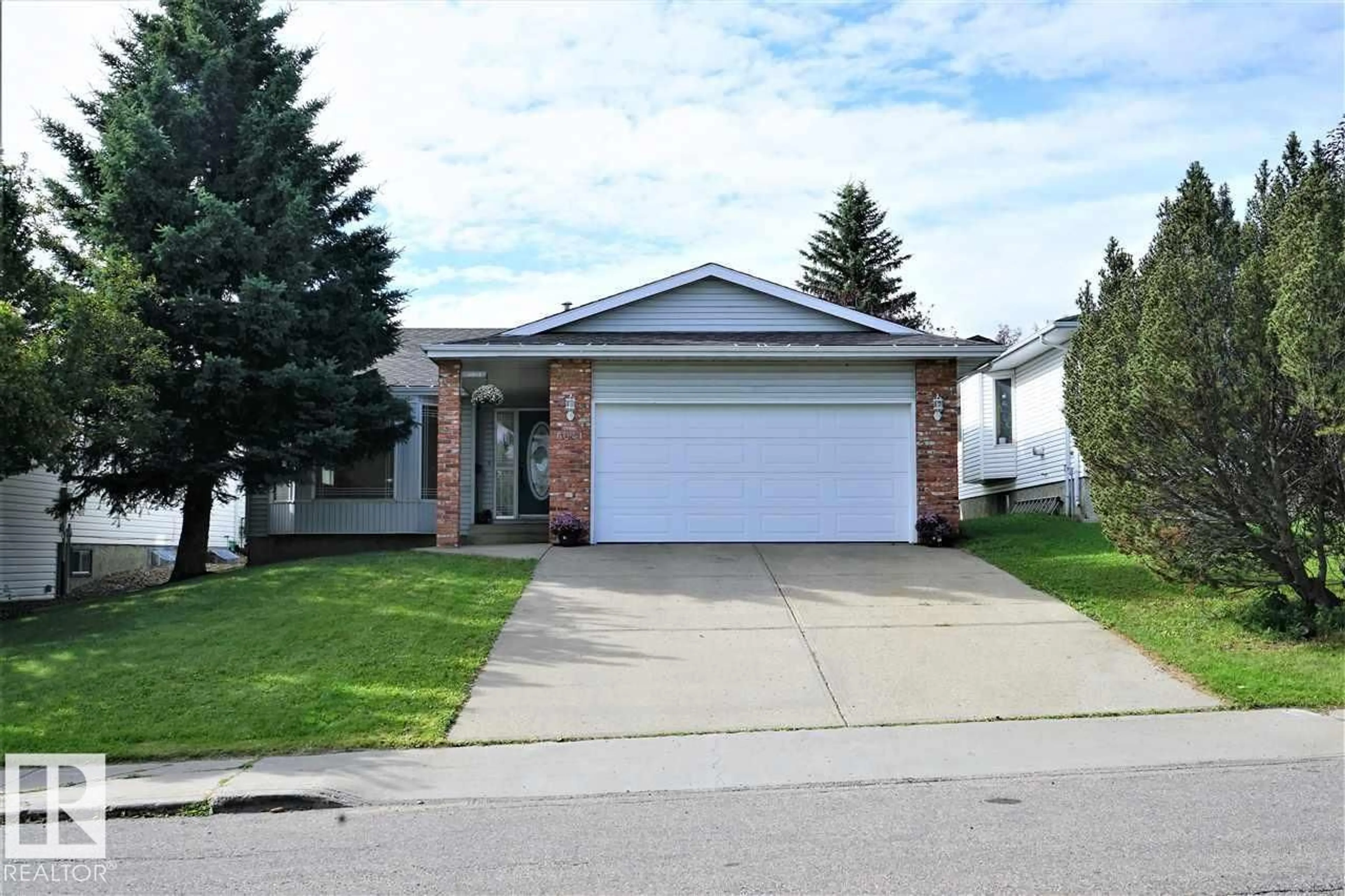 Home with vinyl exterior material, street for 6041 40 AV, Edmonton Alberta T6L3P6