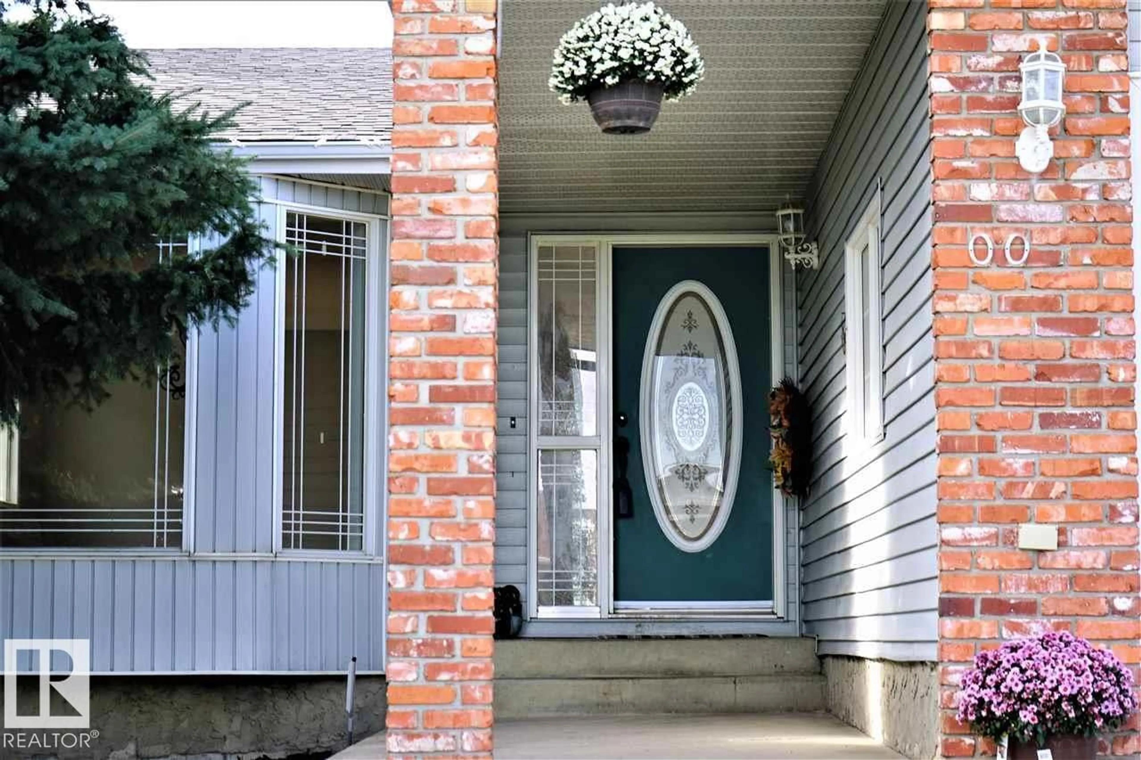 Indoor entryway for 6041 40 AV, Edmonton Alberta T6L3P6