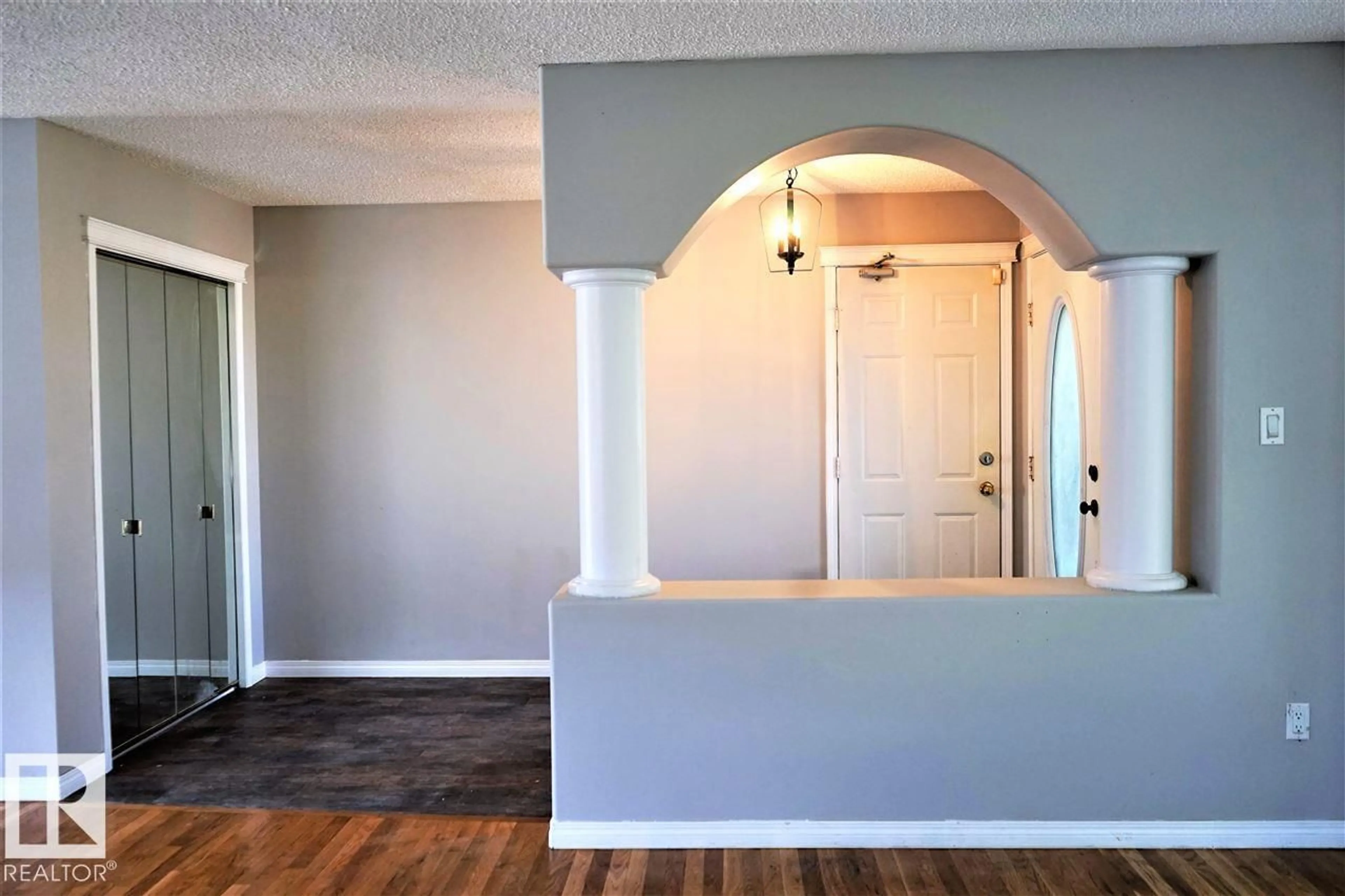 Indoor entryway for 6041 40 AV, Edmonton Alberta T6L3P6
