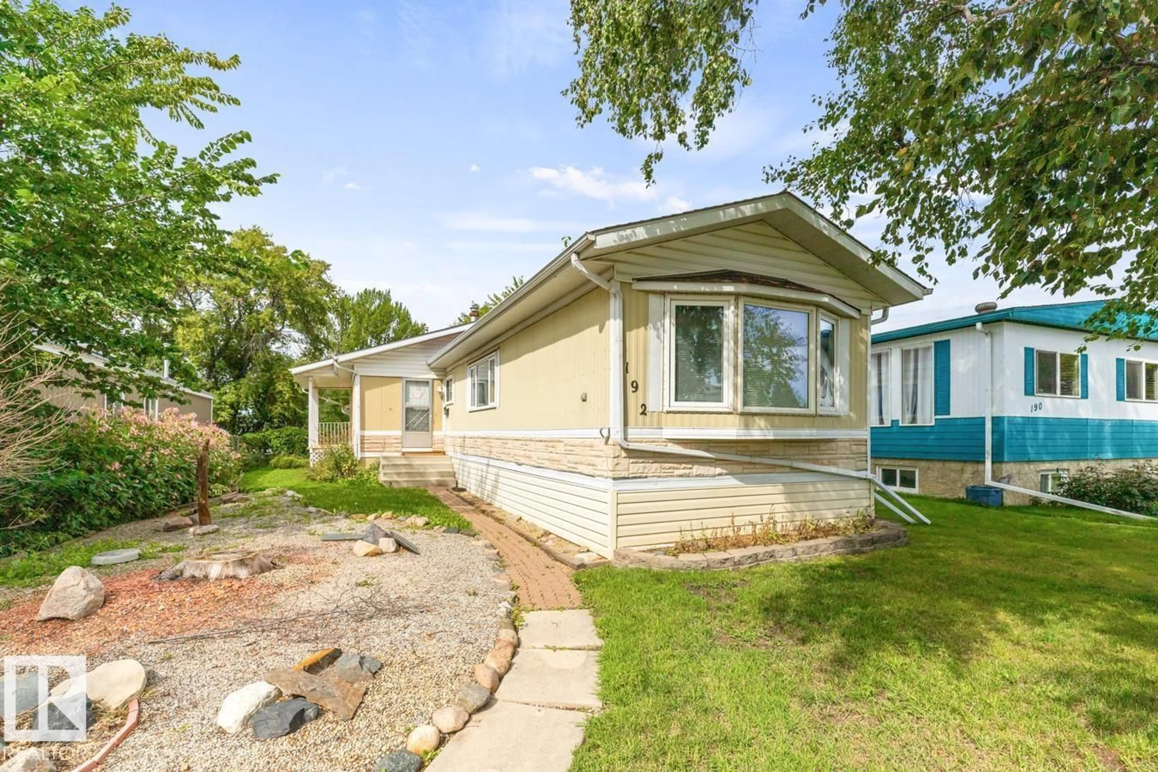 Home with vinyl exterior material, street for 192 LEE RIDGE RD, Edmonton Alberta T6K0M9
