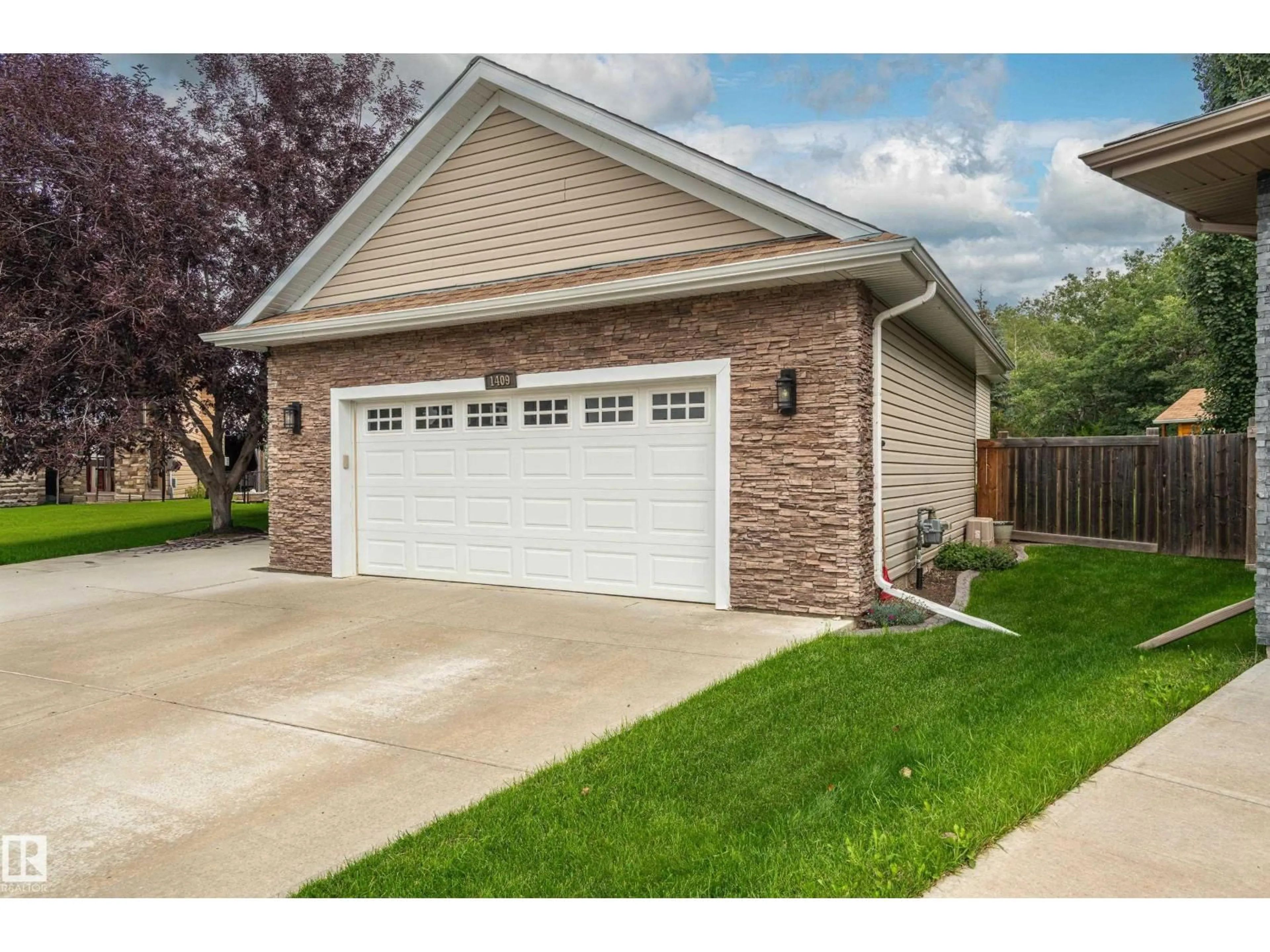 Indoor garage for 1409 WESTERRA BA, Stony Plain Alberta T7Z0B3