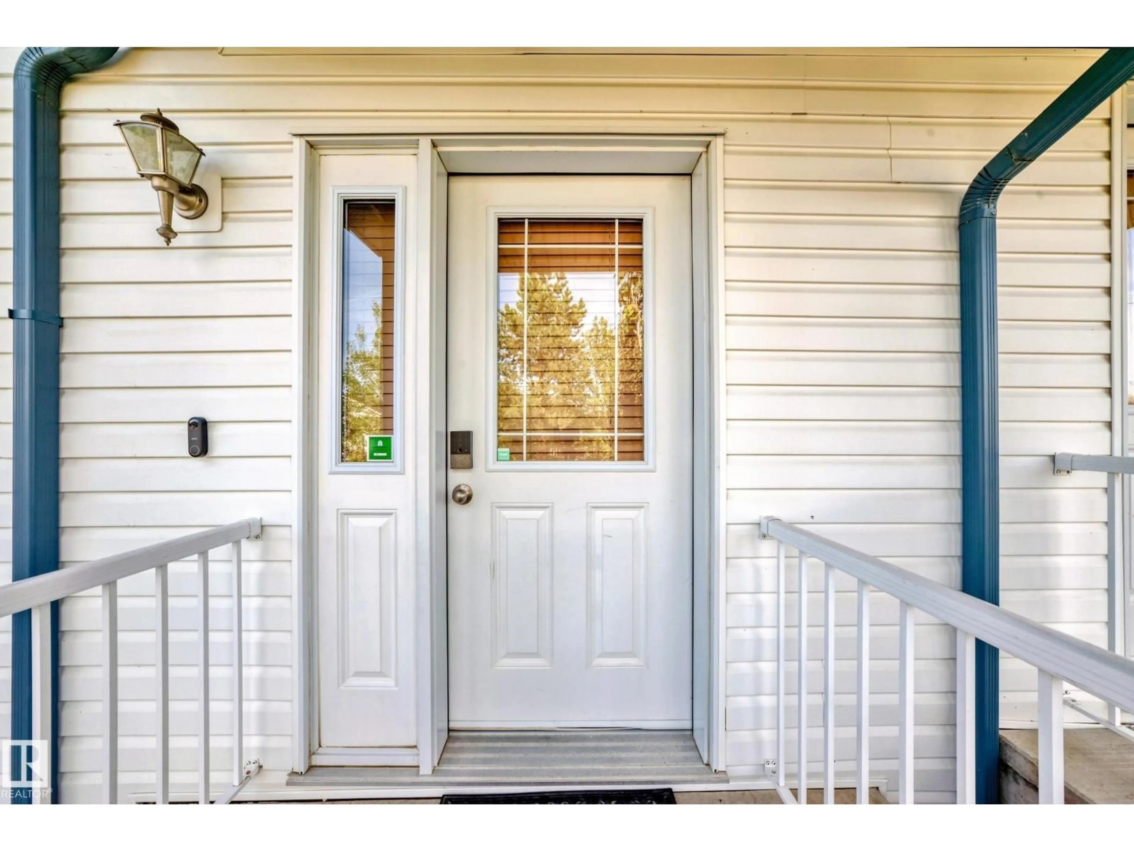 Indoor entryway for 1391 HERMITAGE RD, Edmonton Alberta T5A4S1