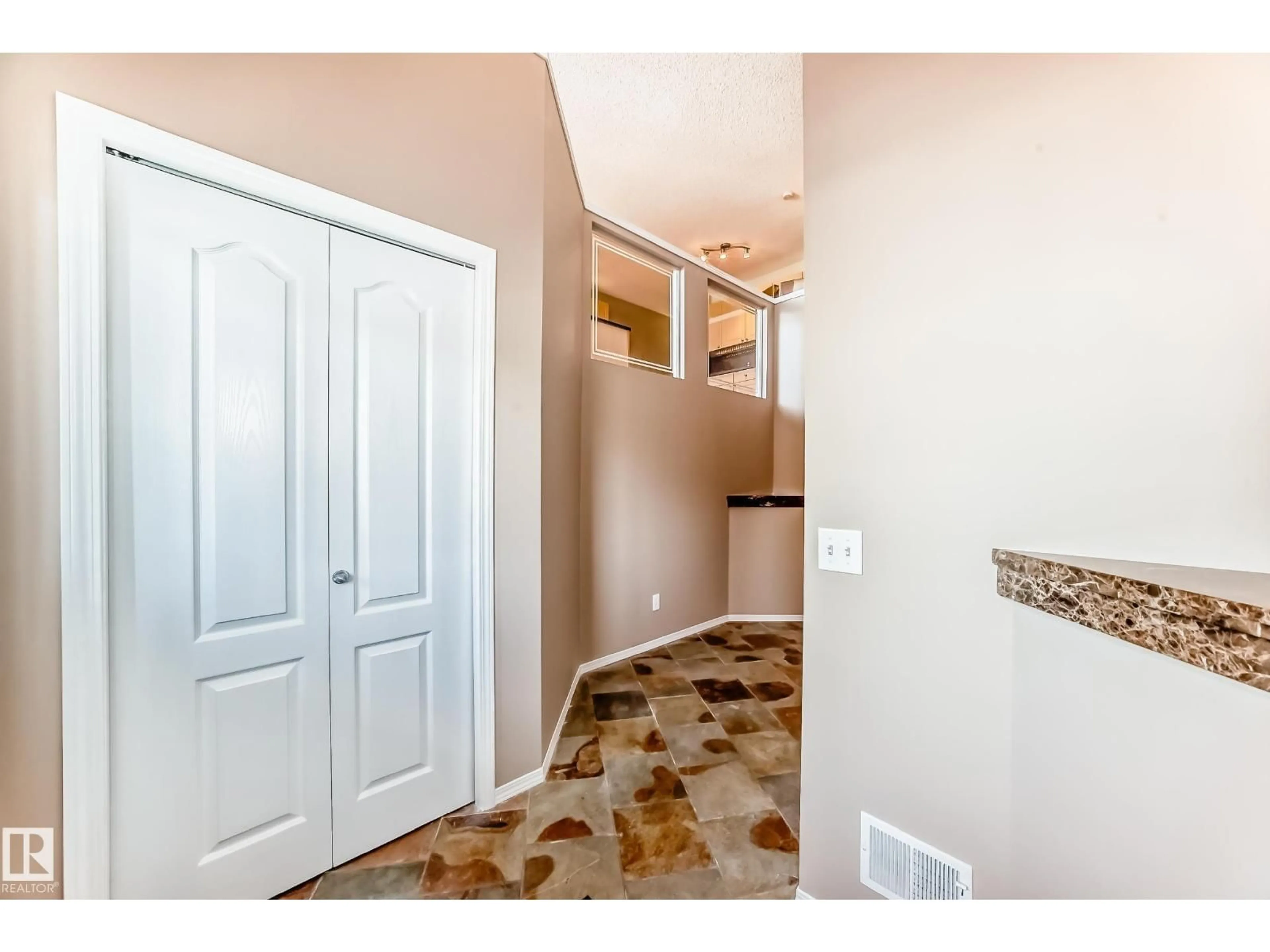 Indoor entryway for 1391 HERMITAGE RD, Edmonton Alberta T5A4S1