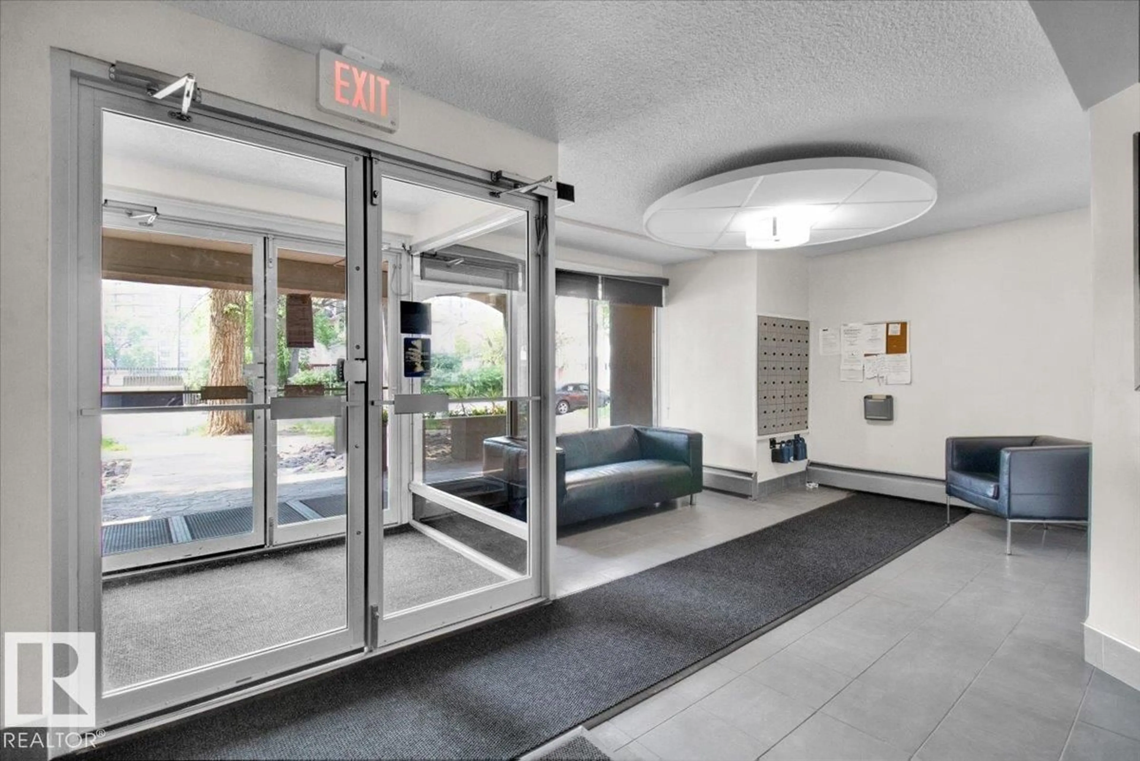 Indoor foyer for 304 - 10021 116 ST, Edmonton Alberta T5K1V5