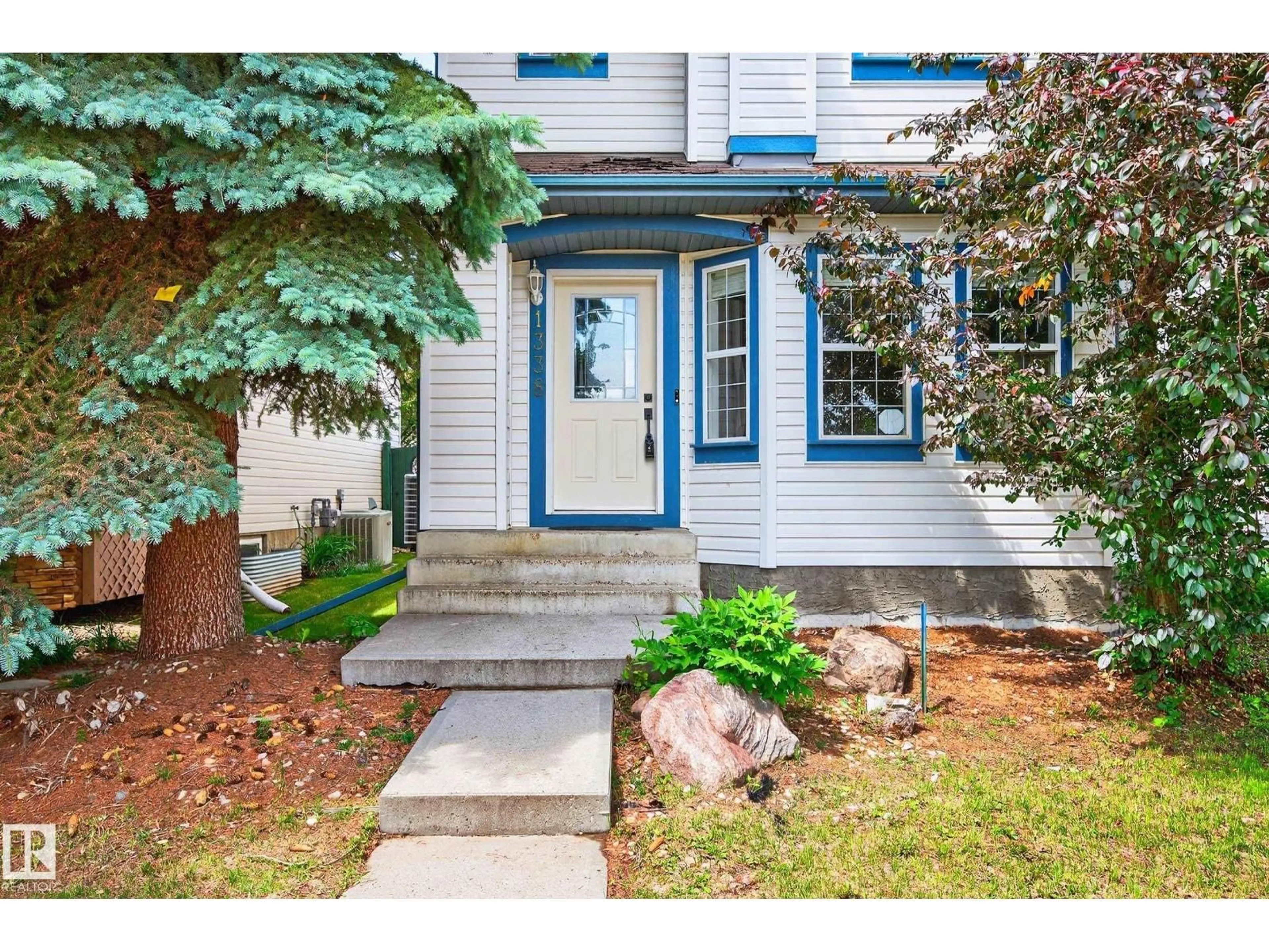 Indoor entryway for 1338 GRANT WY, Edmonton Alberta T5T6M8